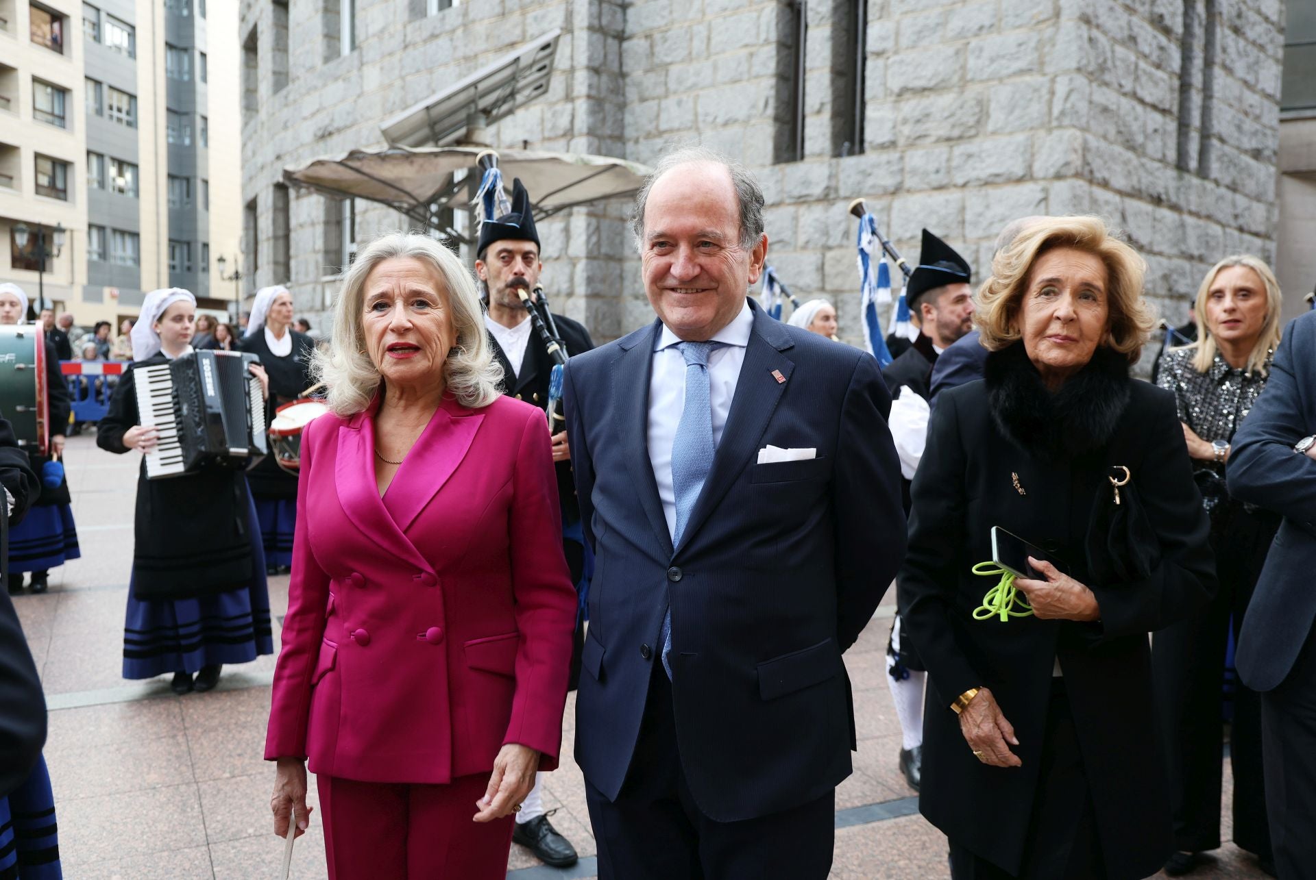 Vítores y aplausos en la llegada de la Familia Real al concierto previo de los Premios Princesa