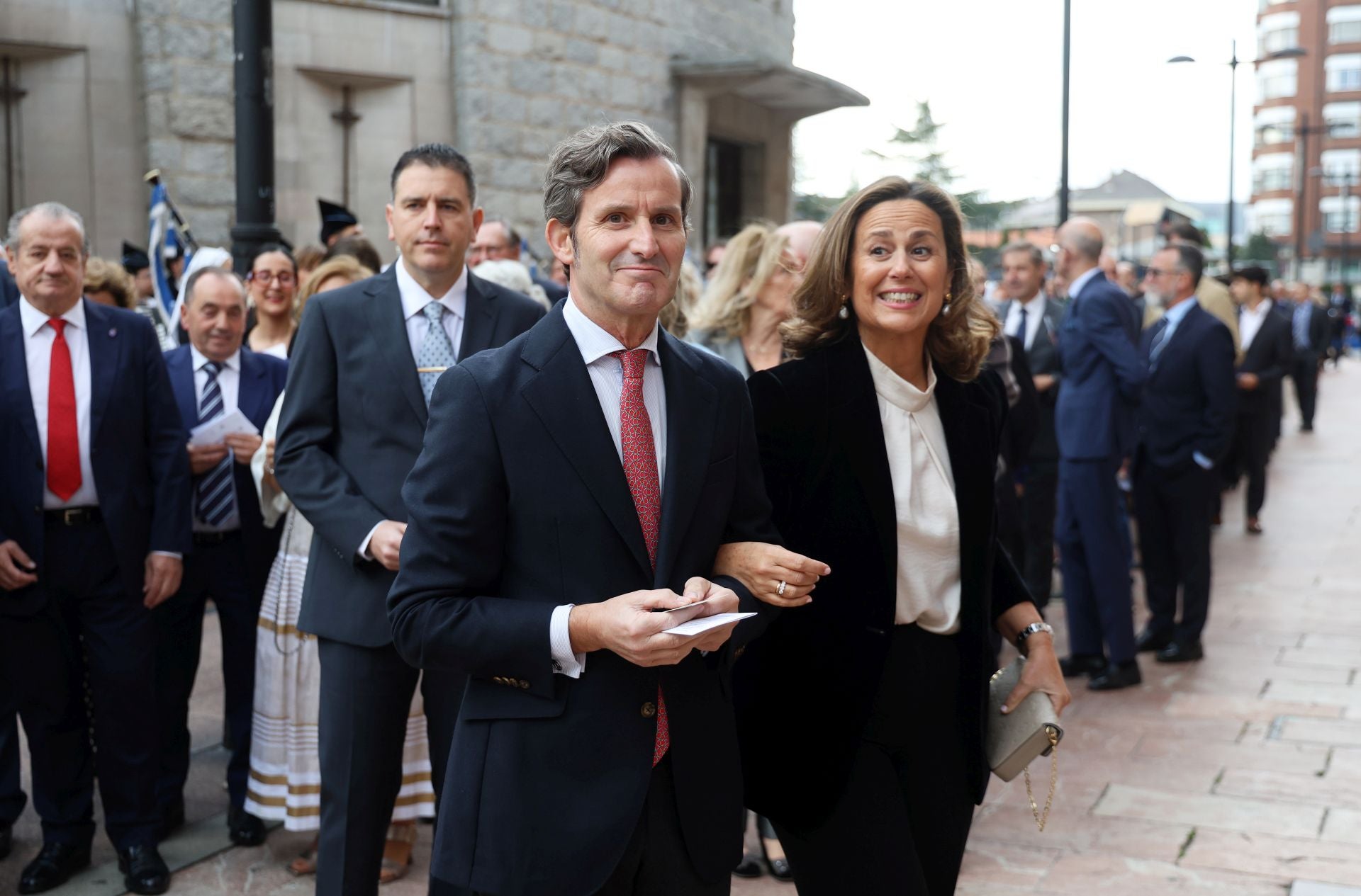 Vítores y aplausos en la llegada de la Familia Real al concierto previo de los Premios Princesa