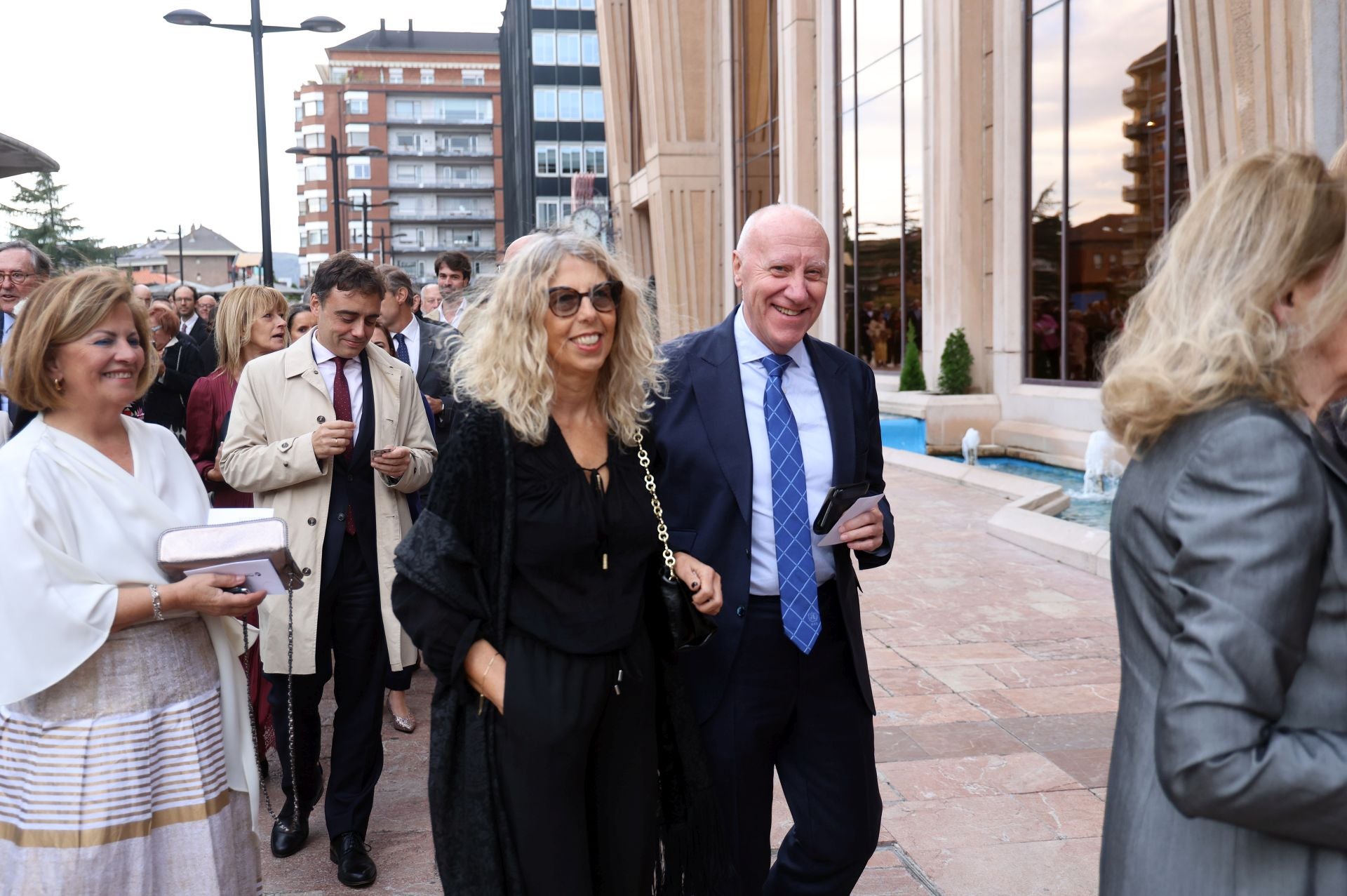 Vítores y aplausos en la llegada de la Familia Real al concierto previo de los Premios Princesa