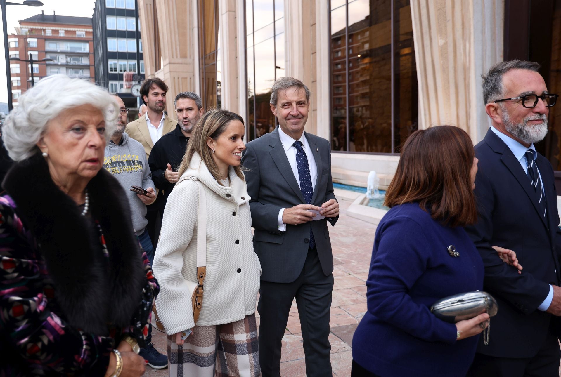 Vítores y aplausos en la llegada de la Familia Real al concierto previo de los Premios Princesa