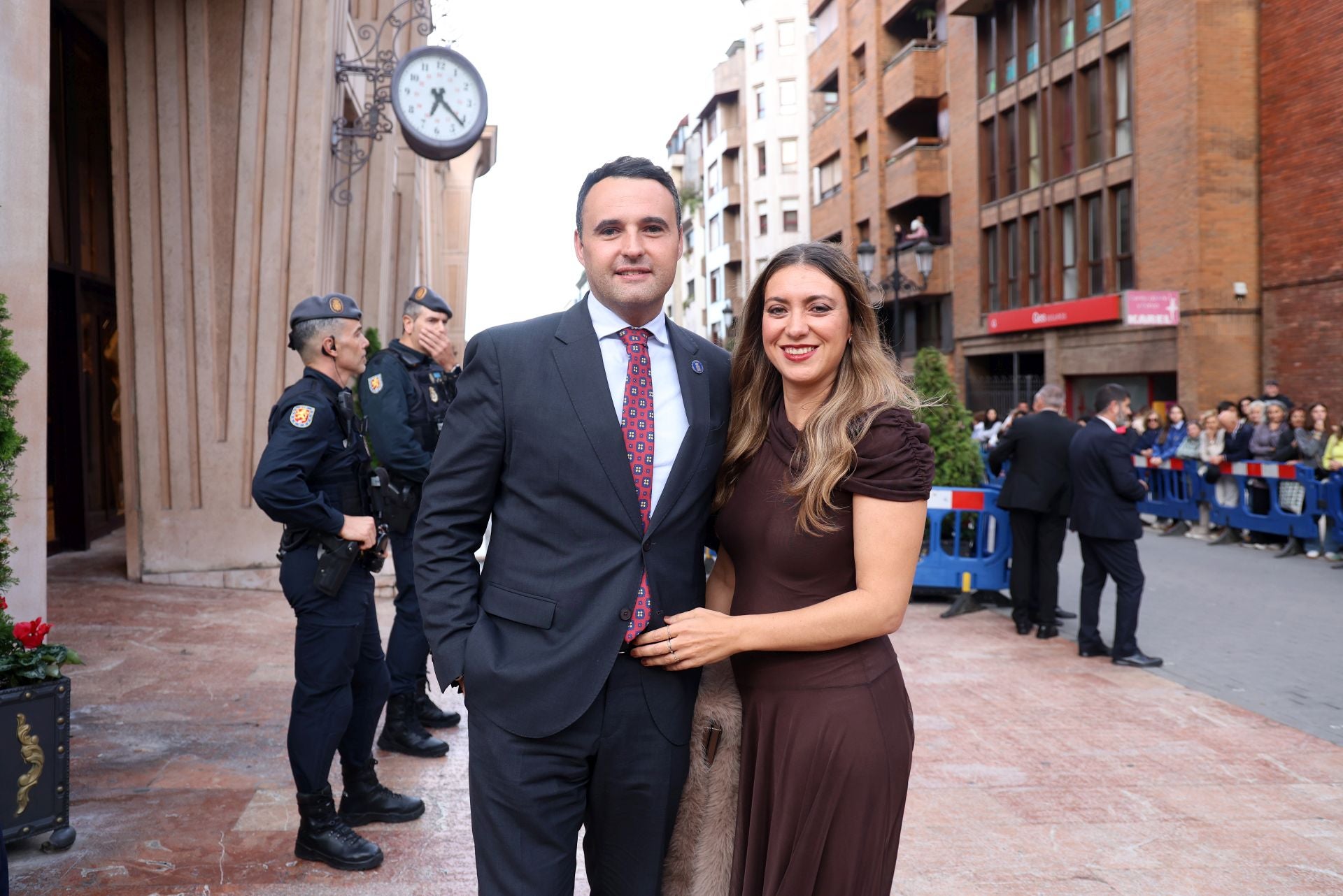 Vítores y aplausos en la llegada de la Familia Real al concierto previo de los Premios Princesa