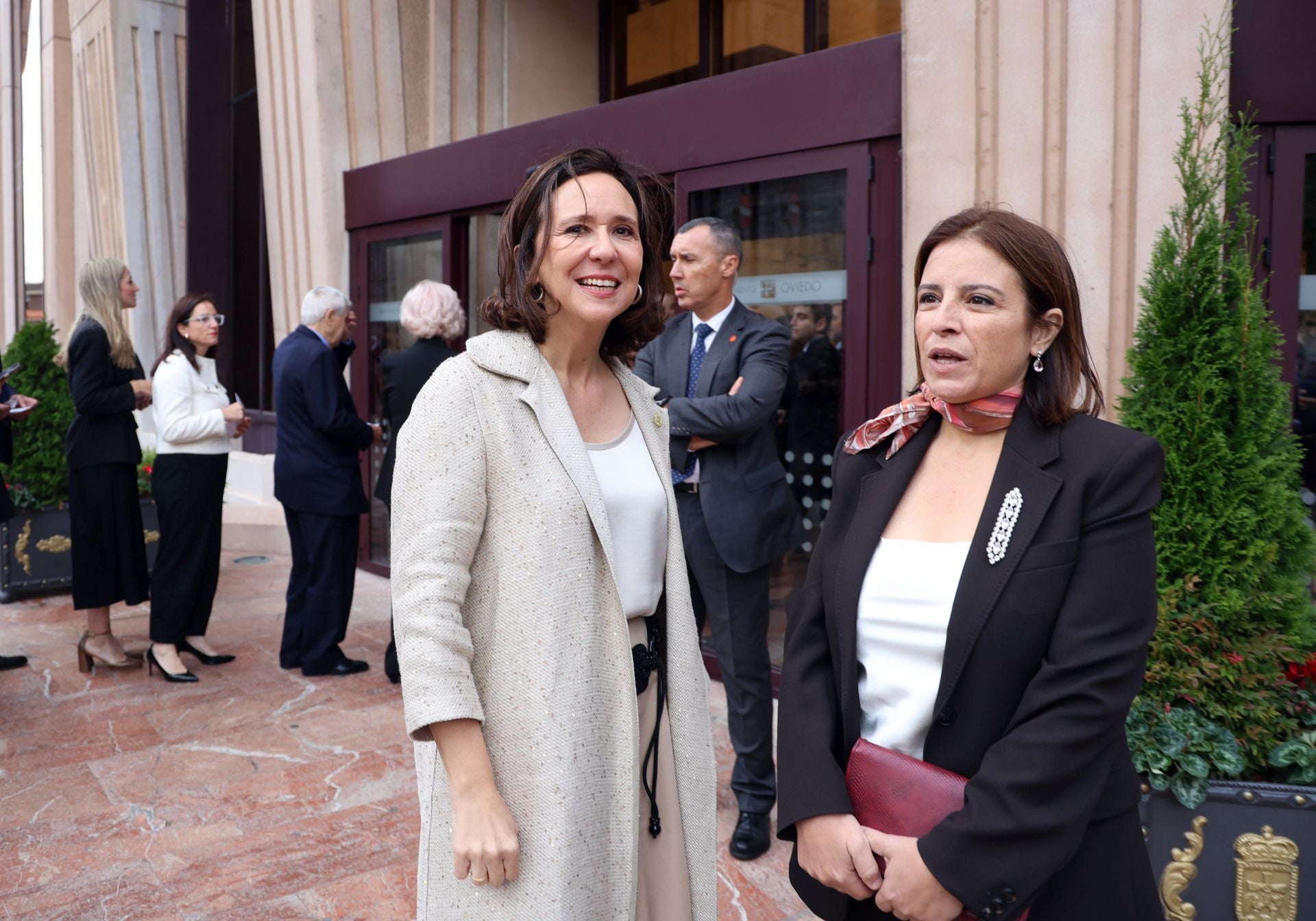Vítores y aplausos en la llegada de la Familia Real al concierto previo de los Premios Princesa