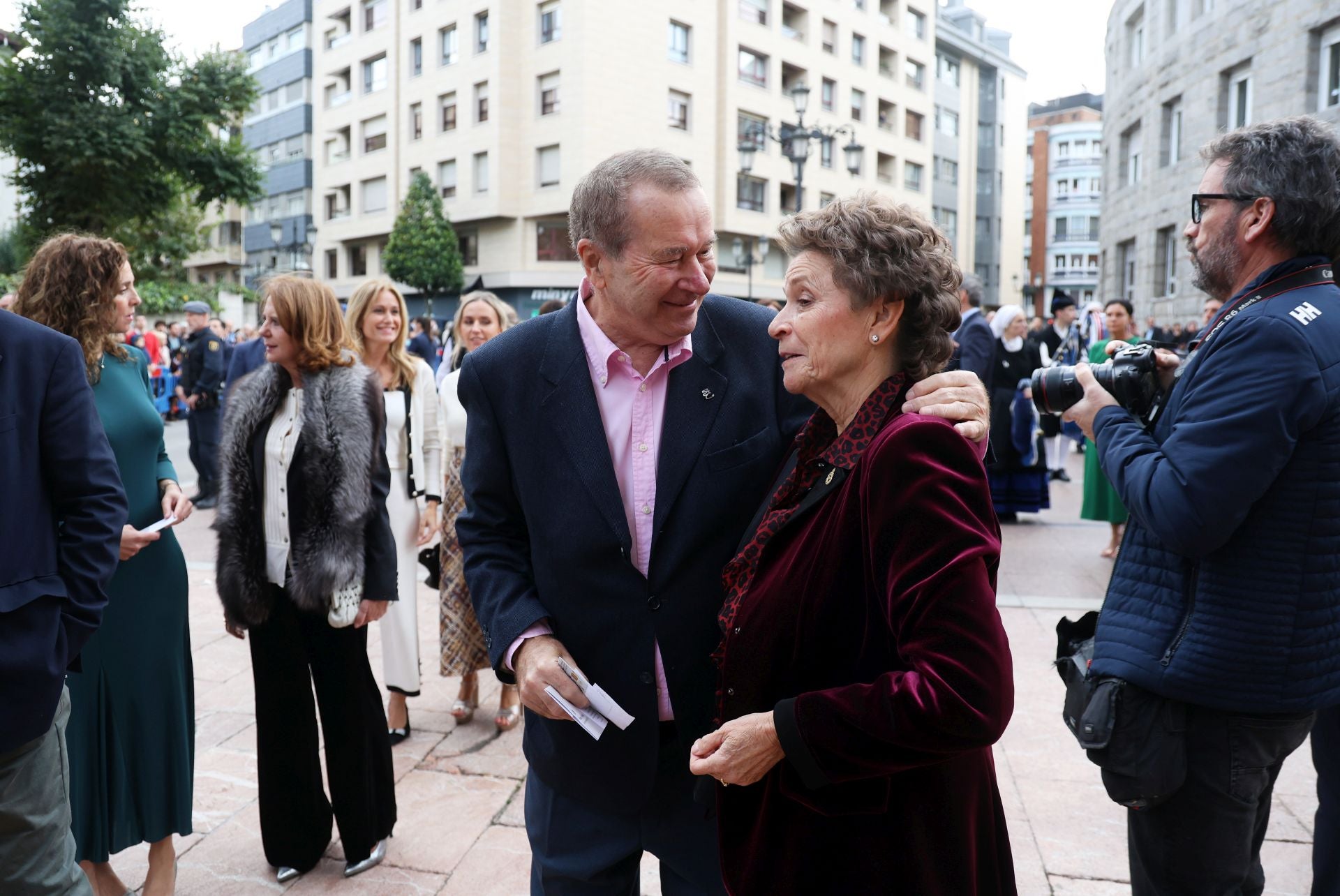 Vítores y aplausos en la llegada de la Familia Real al concierto previo de los Premios Princesa