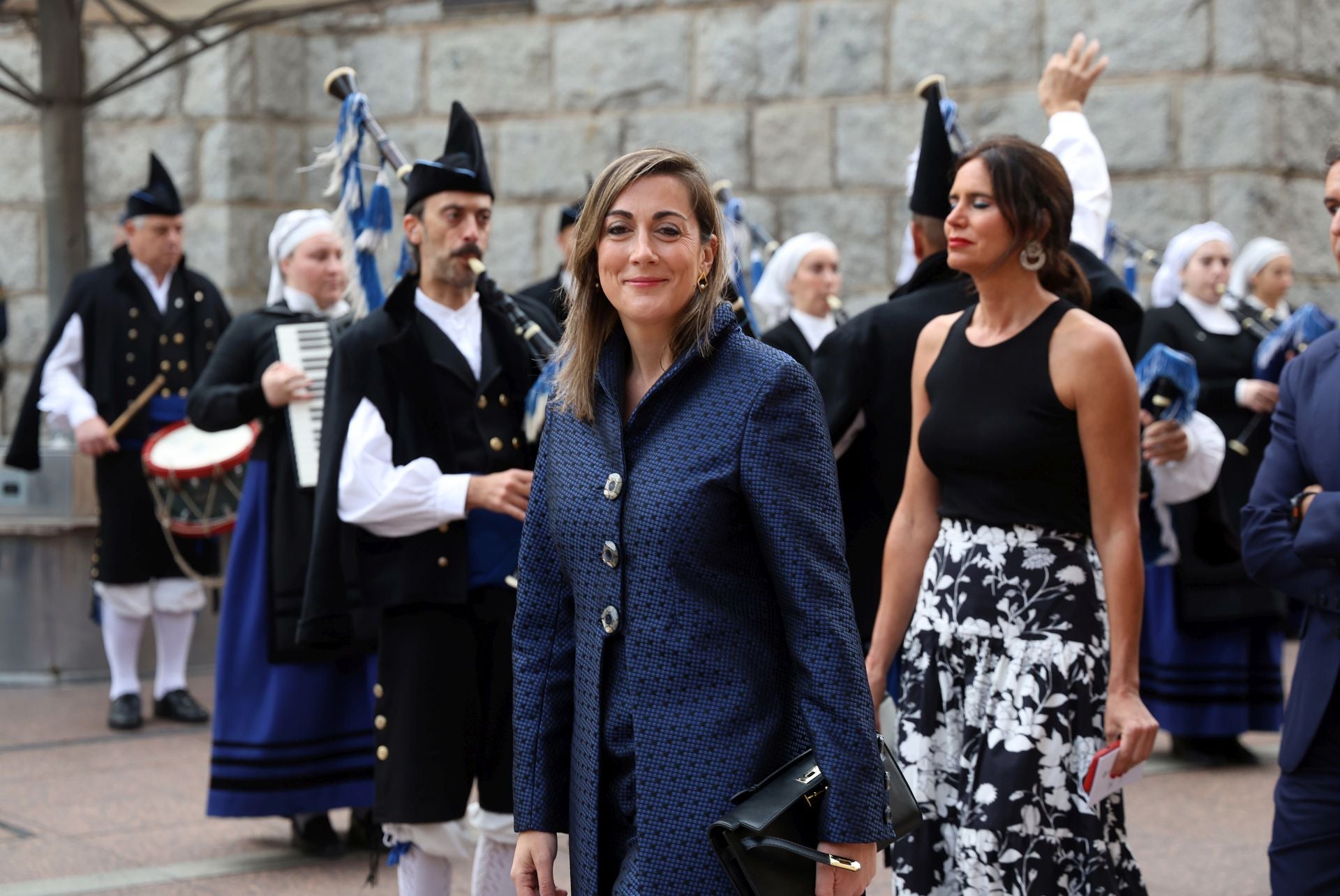 Vítores y aplausos en la llegada de la Familia Real al concierto previo de los Premios Princesa