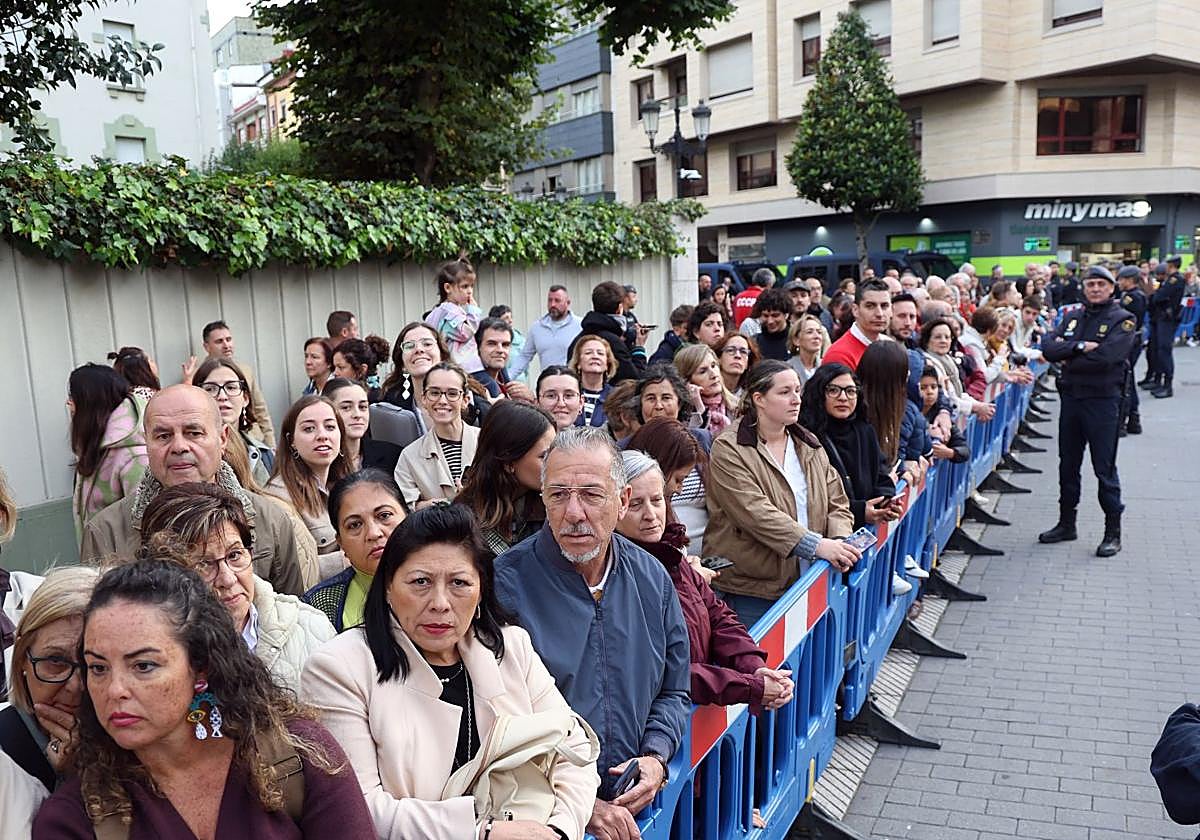 Vítores y aplausos en la llegada de la Familia Real al concierto previo de los Premios Princesa