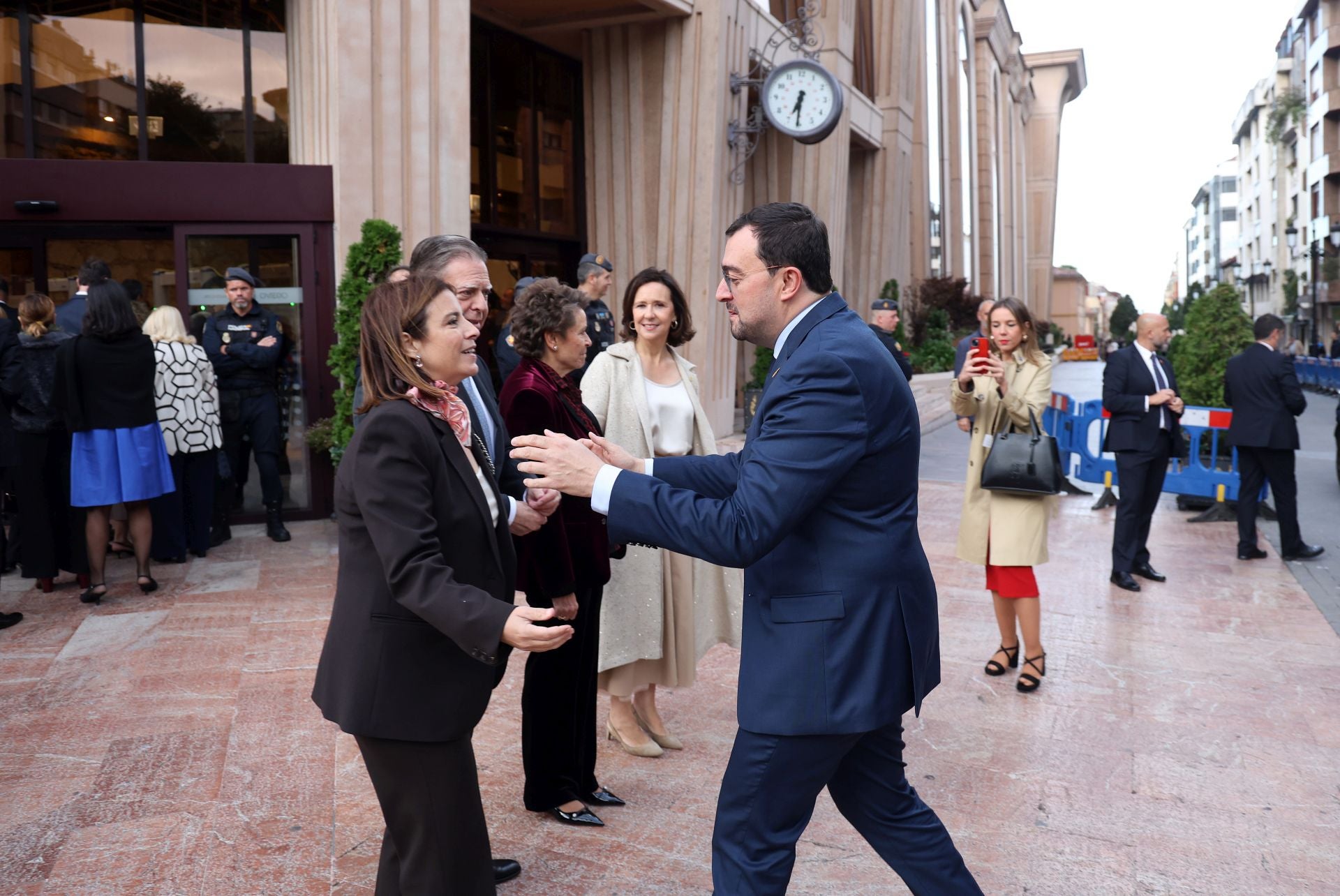 Vítores y aplausos en la llegada de la Familia Real al concierto previo de los Premios Princesa