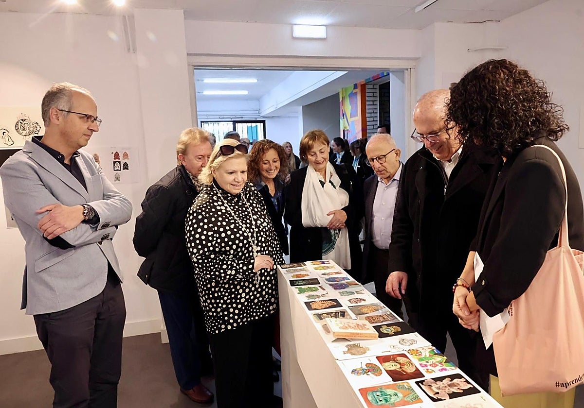 Madeleine Bremond, presidenta del Patronato del Museo Nacional de Antropología de México, y su director Antonio Saborit, visitan una exposición de trabajos realizados por alumnos en el IES Menéndez Pidal de Avilés.