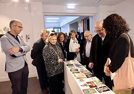 Madeleine Bremond, presidenta del Patronato del Museo Nacional de Antropología de México, y su director Antonio Saborit, visitan una exposición de trabajos realizados por alumnos en el IES Menéndez Pidal de Avilés.