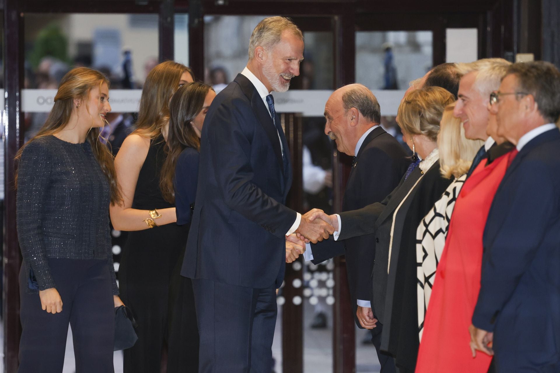 Elegancia y sobriedad en los estilismos de la Familia Real en el concierto de los Premios Princesa