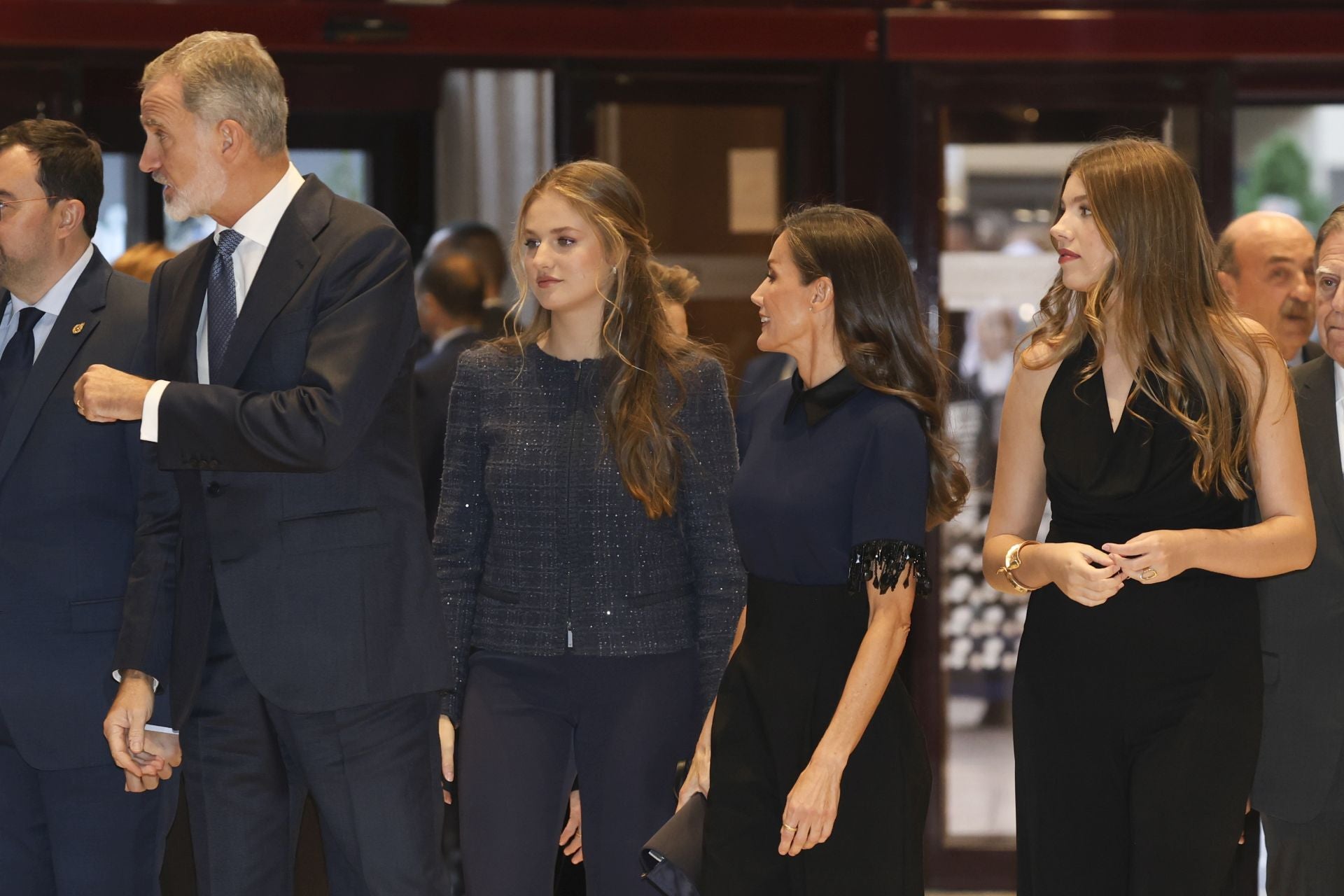 Elegancia y sobriedad en los estilismos de la Familia Real en el concierto de los Premios Princesa