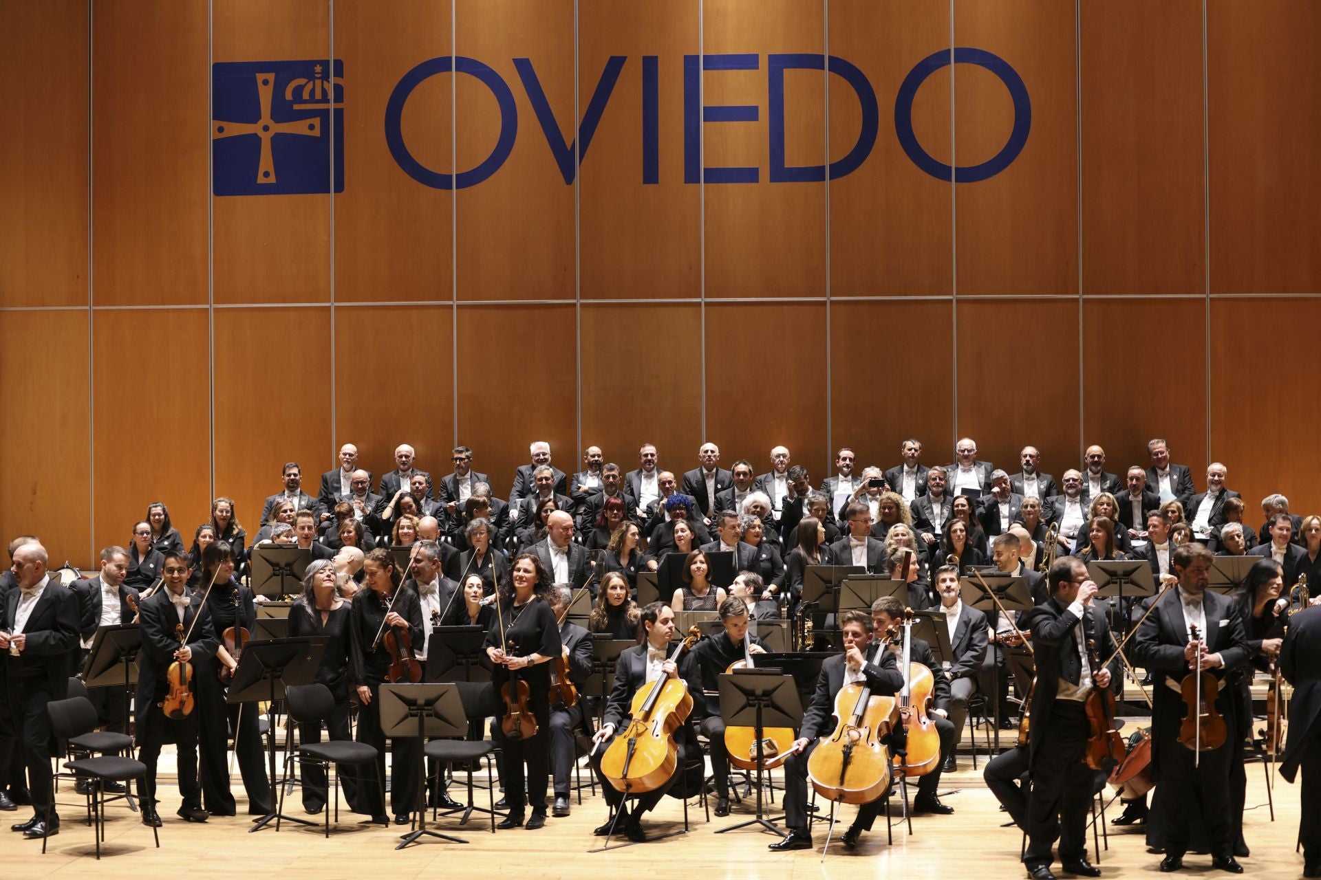Elegancia y sobriedad en los estilismos de la Familia Real en el concierto de los Premios Princesa