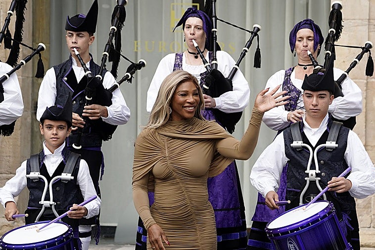 Serena Williams, ante el Hotel Reconquista, con la banda de gaitas El Gumial.