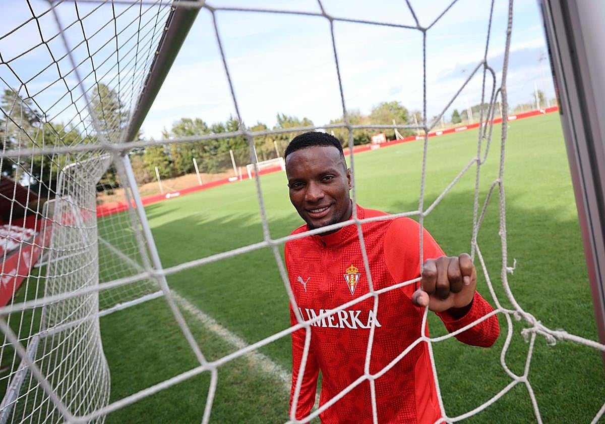 Juan Otero, ayer, en el campo número 1 de Mareo, posando para EL COMERCIO.