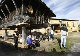 Pepín García (izquierda) ultima los preparativos de las escenas de 'Valdesoto d'Antañu' con otros vecinos.