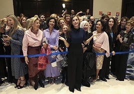 La Reina, al finalizar el concierto, en el hall del Auditorio.