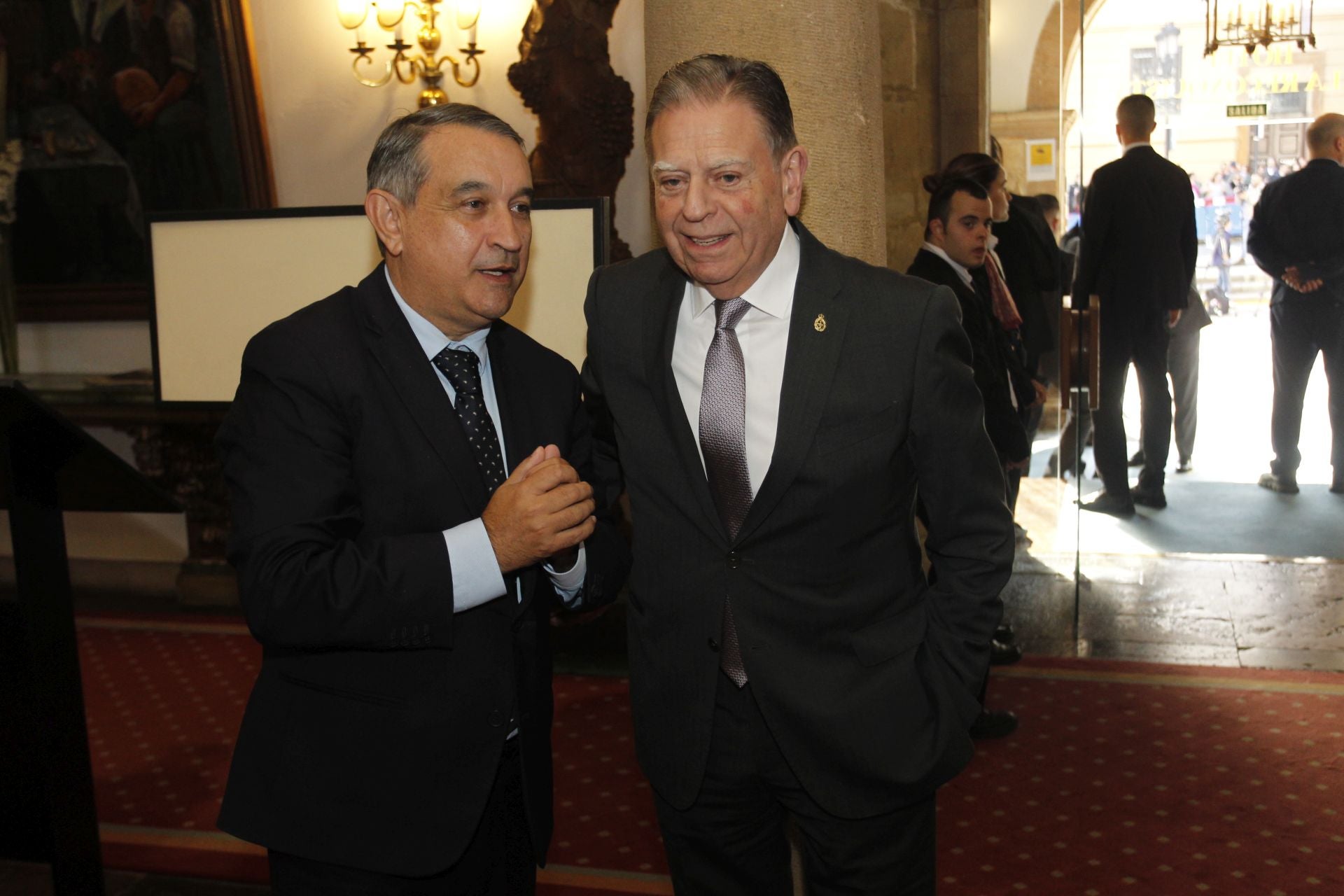De la entrada de la reina Sofía al ambiente político y empresarial en el hall del Reconquista