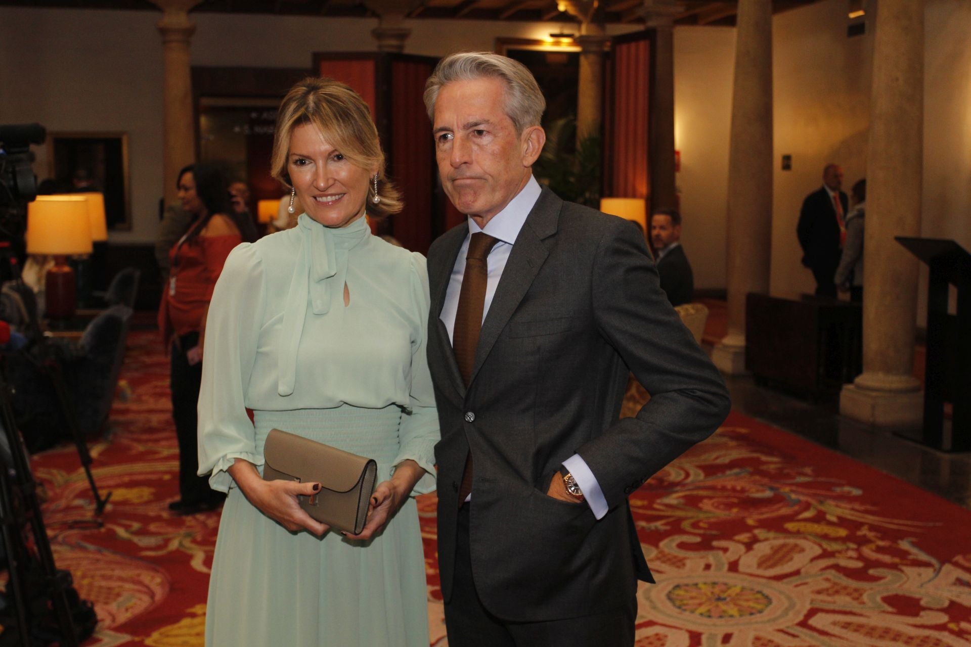 De la entrada de la reina Sofía al ambiente político y empresarial en el hall del Reconquista