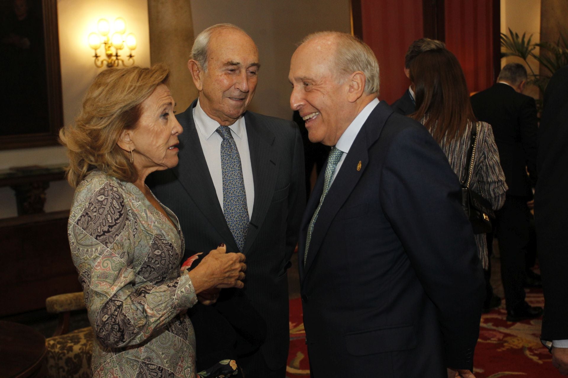 De la entrada de la reina Sofía al ambiente político y empresarial en el hall del Reconquista