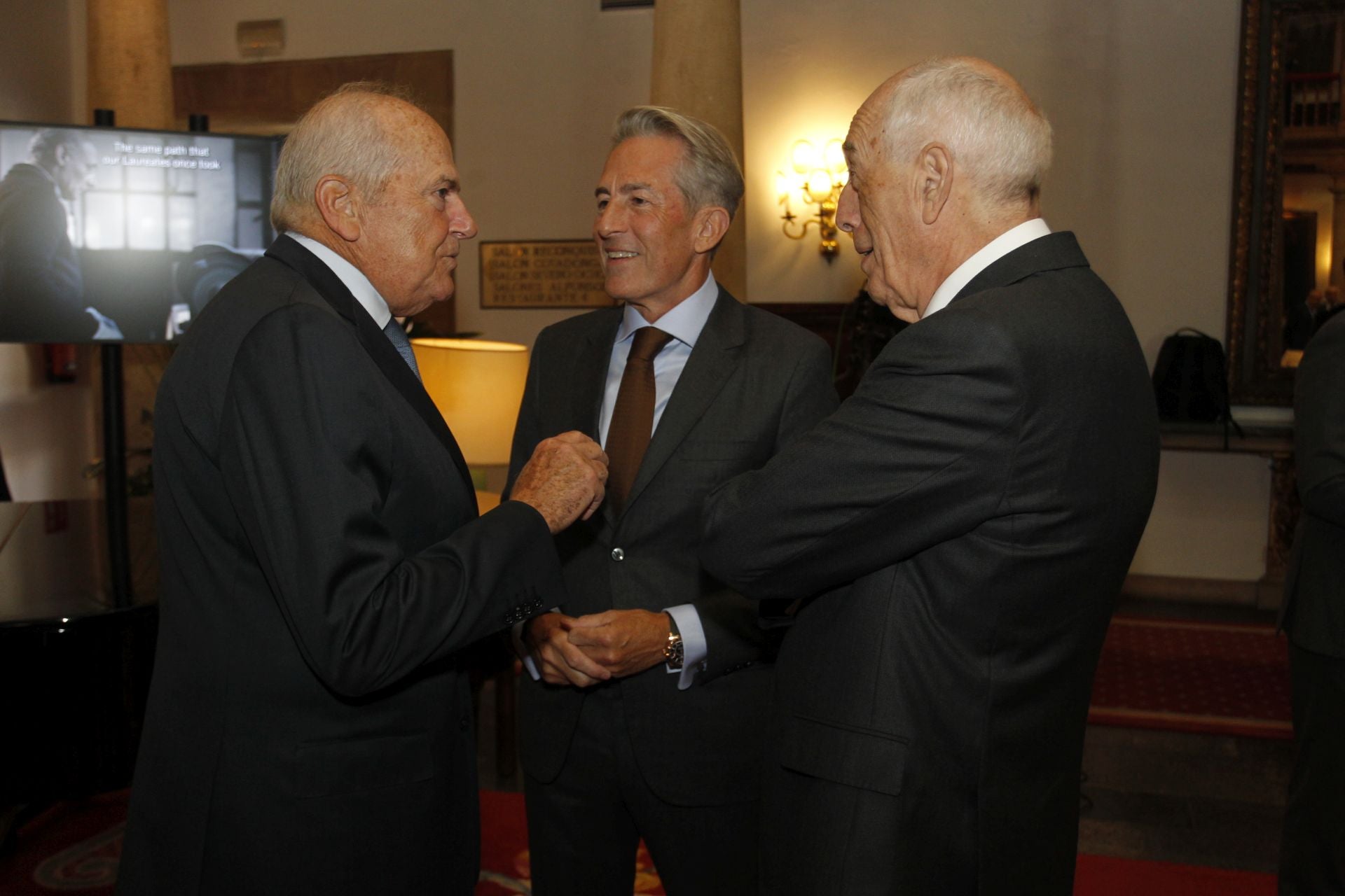 De la entrada de la reina Sofía al ambiente político y empresarial en el hall del Reconquista