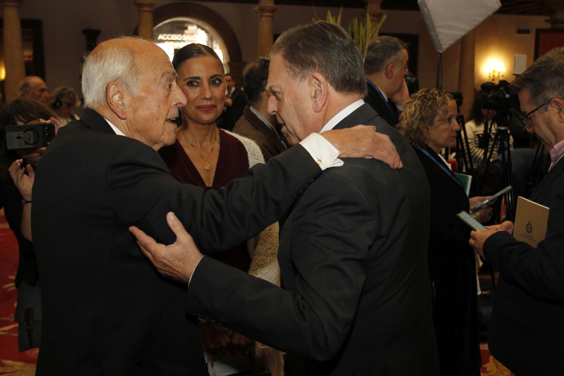 De la entrada de la reina Sofía al ambiente político y empresarial en el hall del Reconquista
