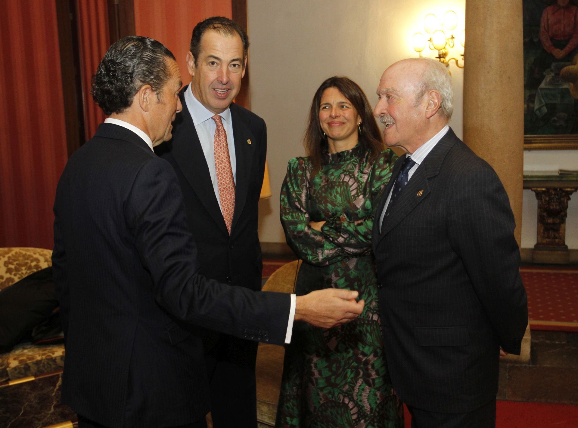De la entrada de la reina Sofía al ambiente político y empresarial en el hall del Reconquista