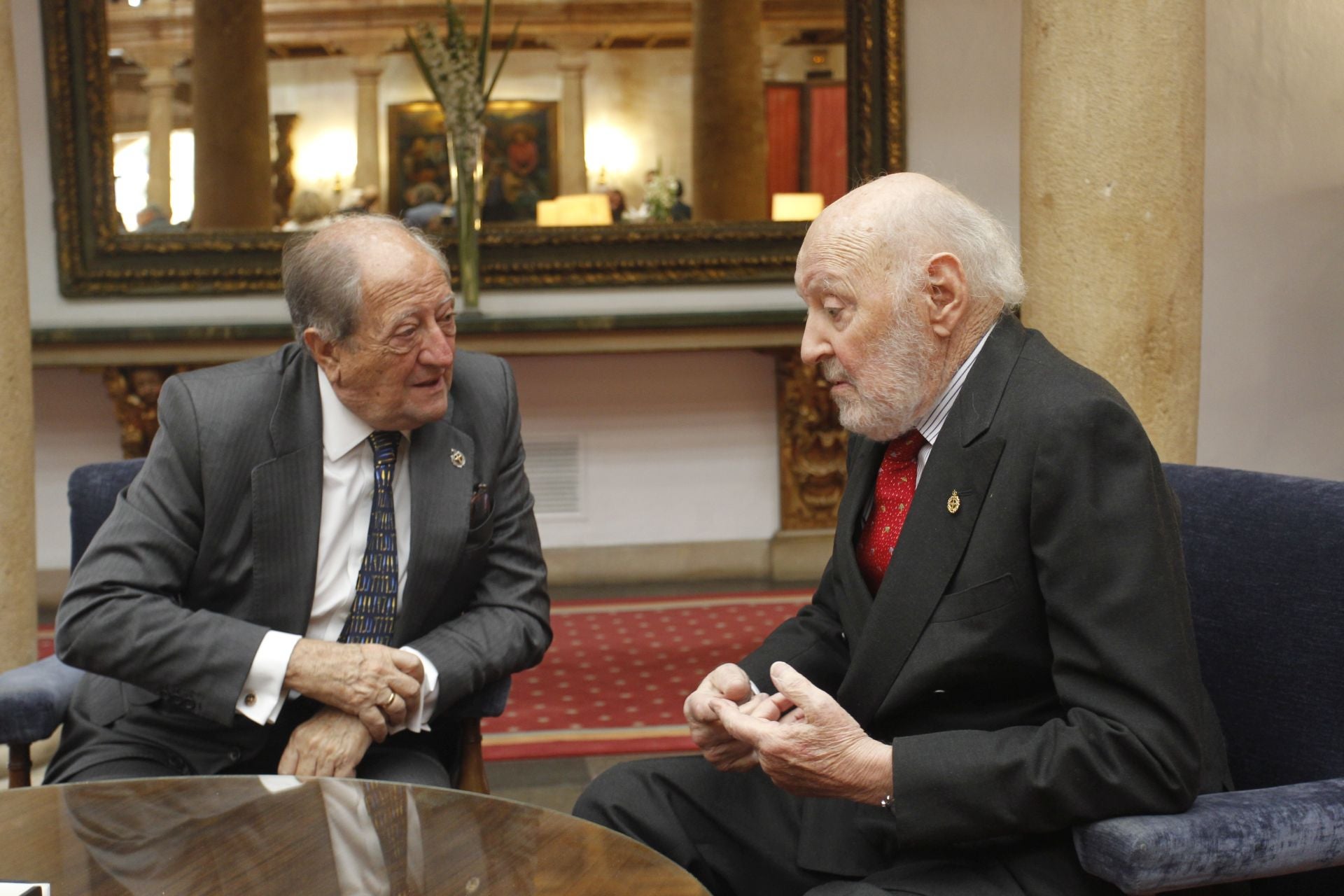 De la entrada de la reina Sofía al ambiente político y empresarial en el hall del Reconquista