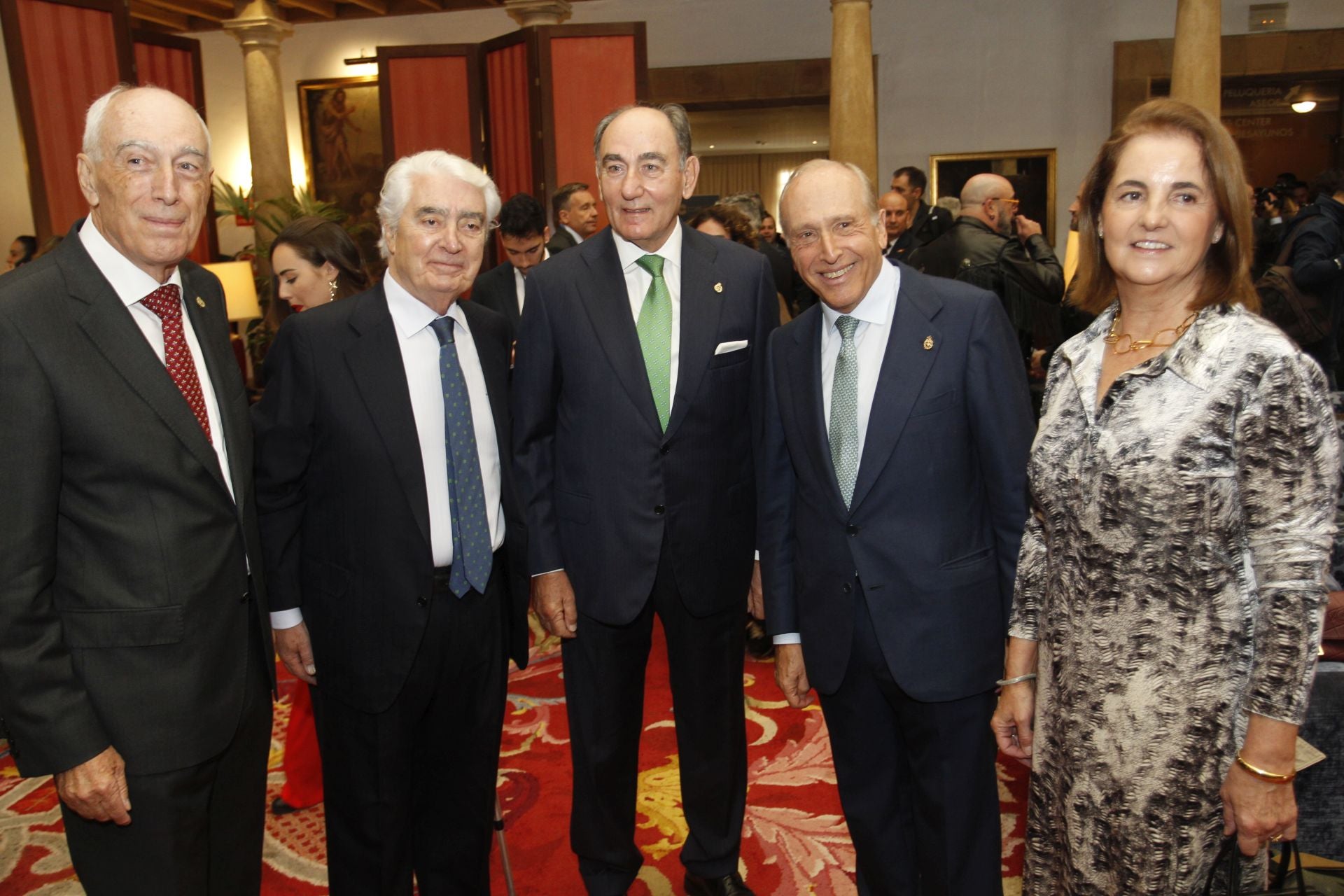 De la entrada de la reina Sofía al ambiente político y empresarial en el hall del Reconquista