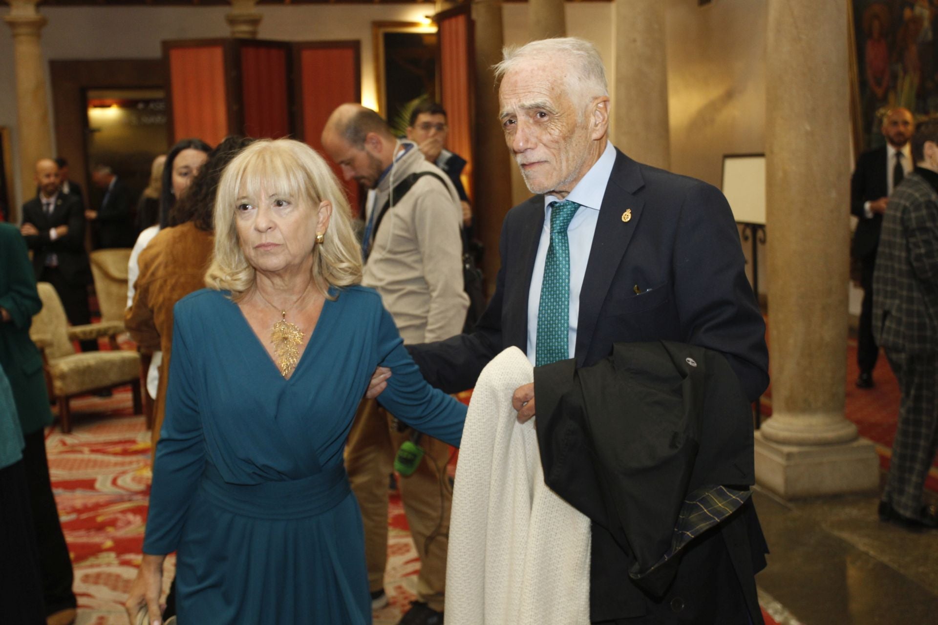 De la entrada de la reina Sofía al ambiente político y empresarial en el hall del Reconquista