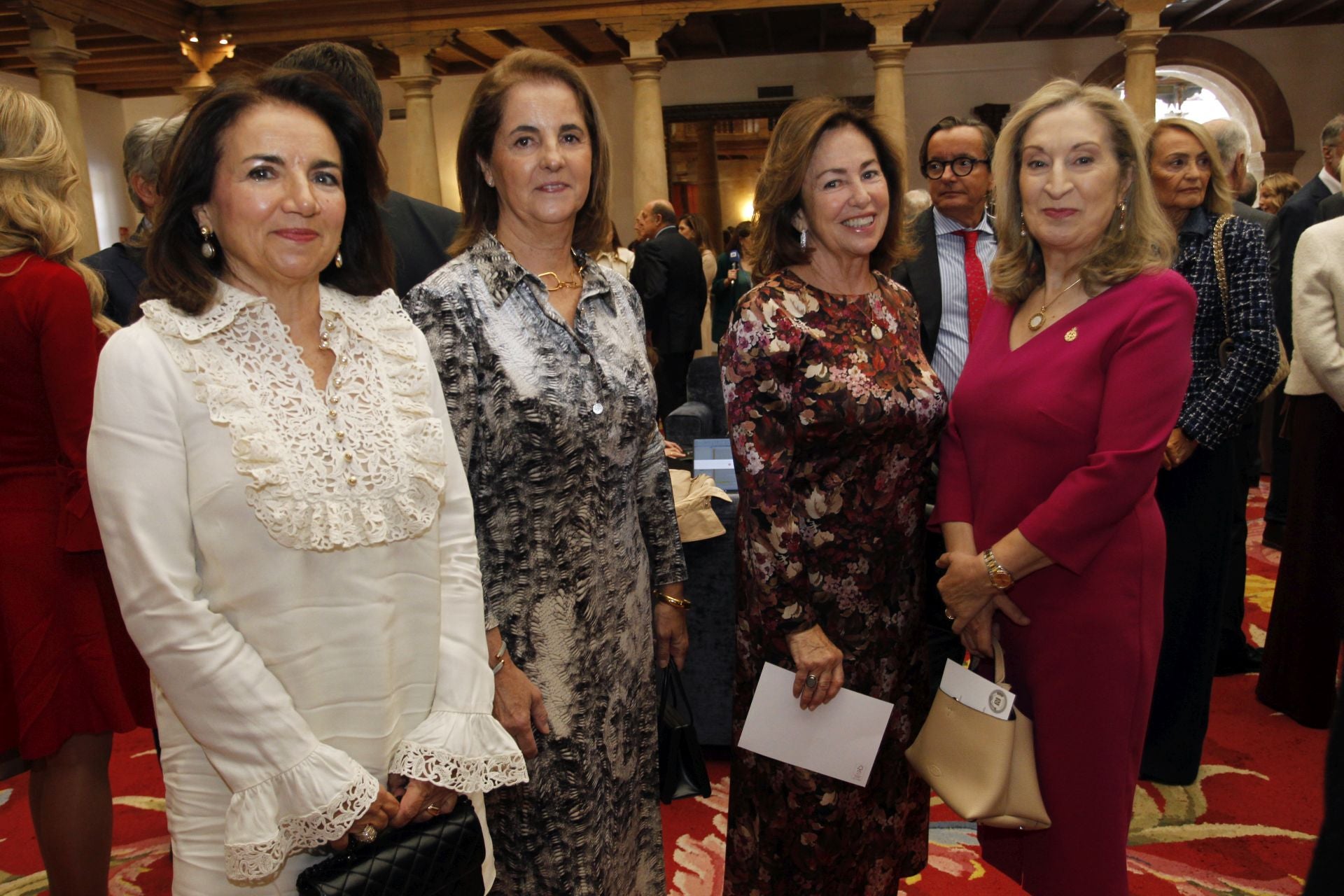 De la entrada de la reina Sofía al ambiente político y empresarial en el hall del Reconquista