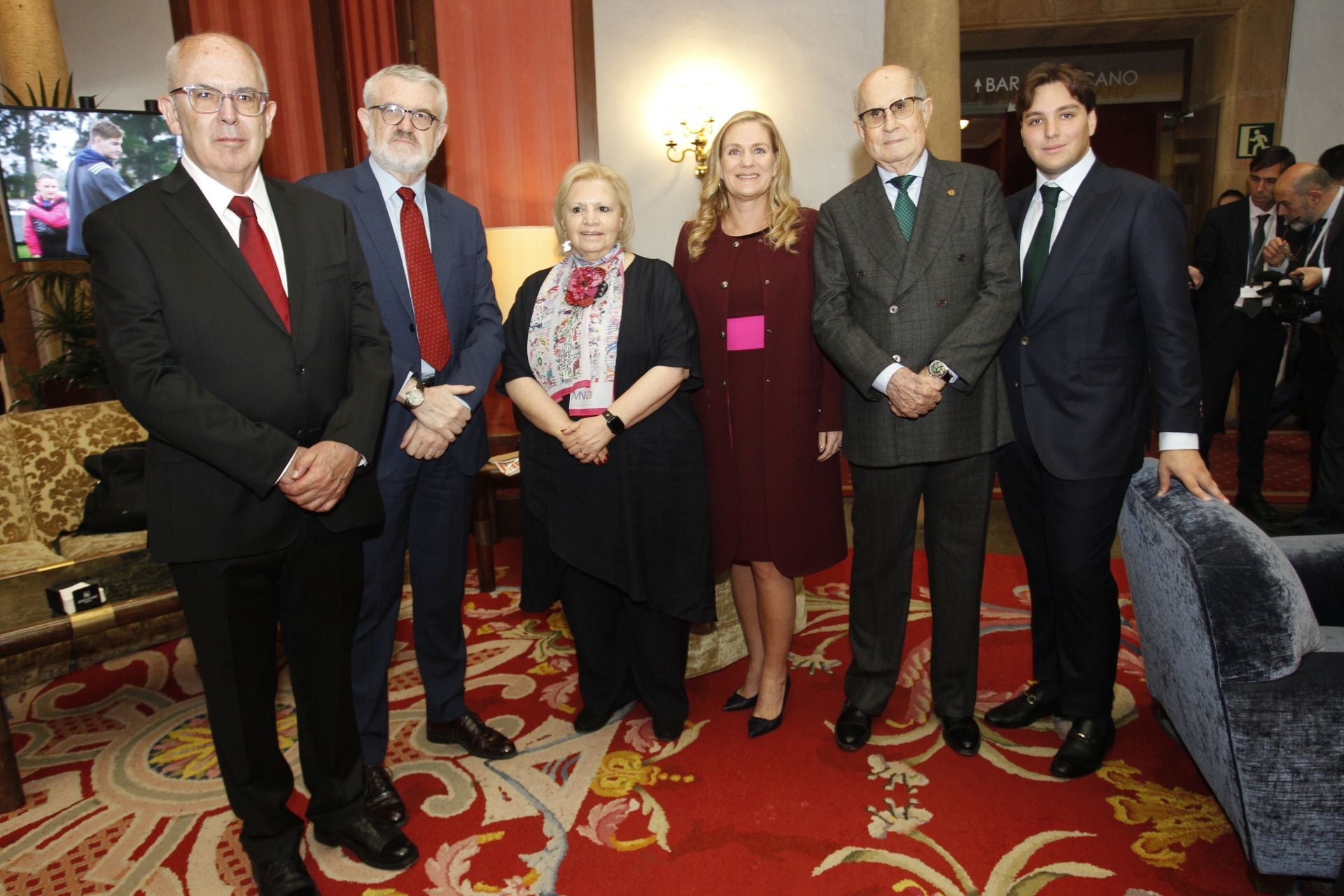 De la entrada de la reina Sofía al ambiente político y empresarial en el hall del Reconquista