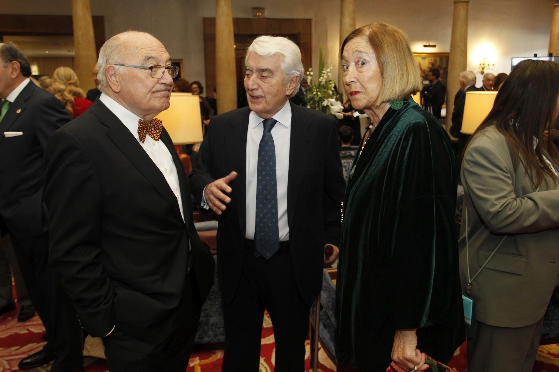 De la entrada de la reina Sofía al ambiente político y empresarial en el hall del Reconquista