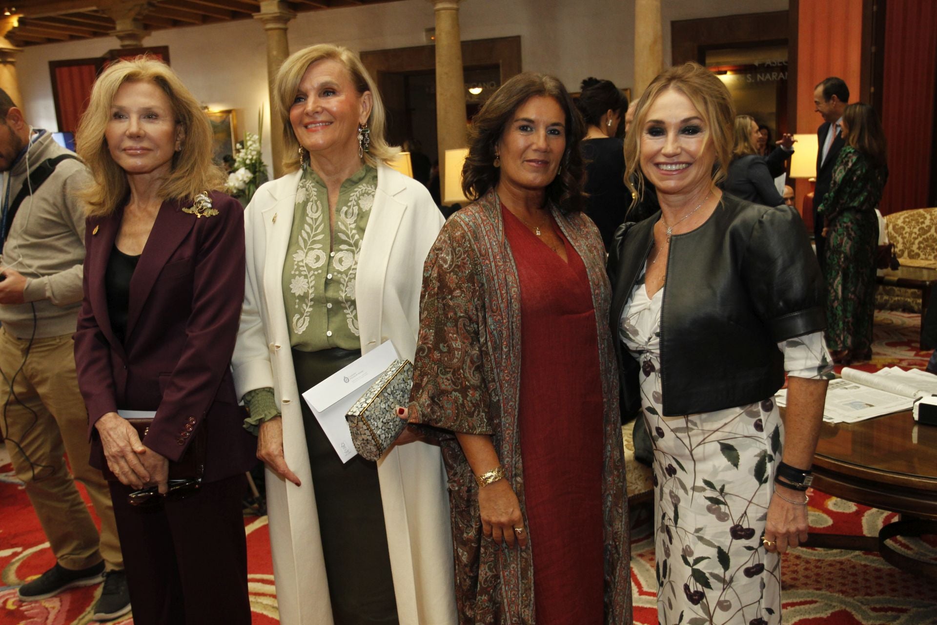 De la entrada de la reina Sofía al ambiente político y empresarial en el hall del Reconquista