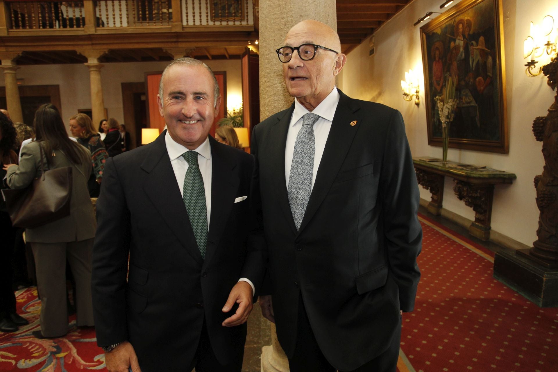 De la entrada de la reina Sofía al ambiente político y empresarial en el hall del Reconquista