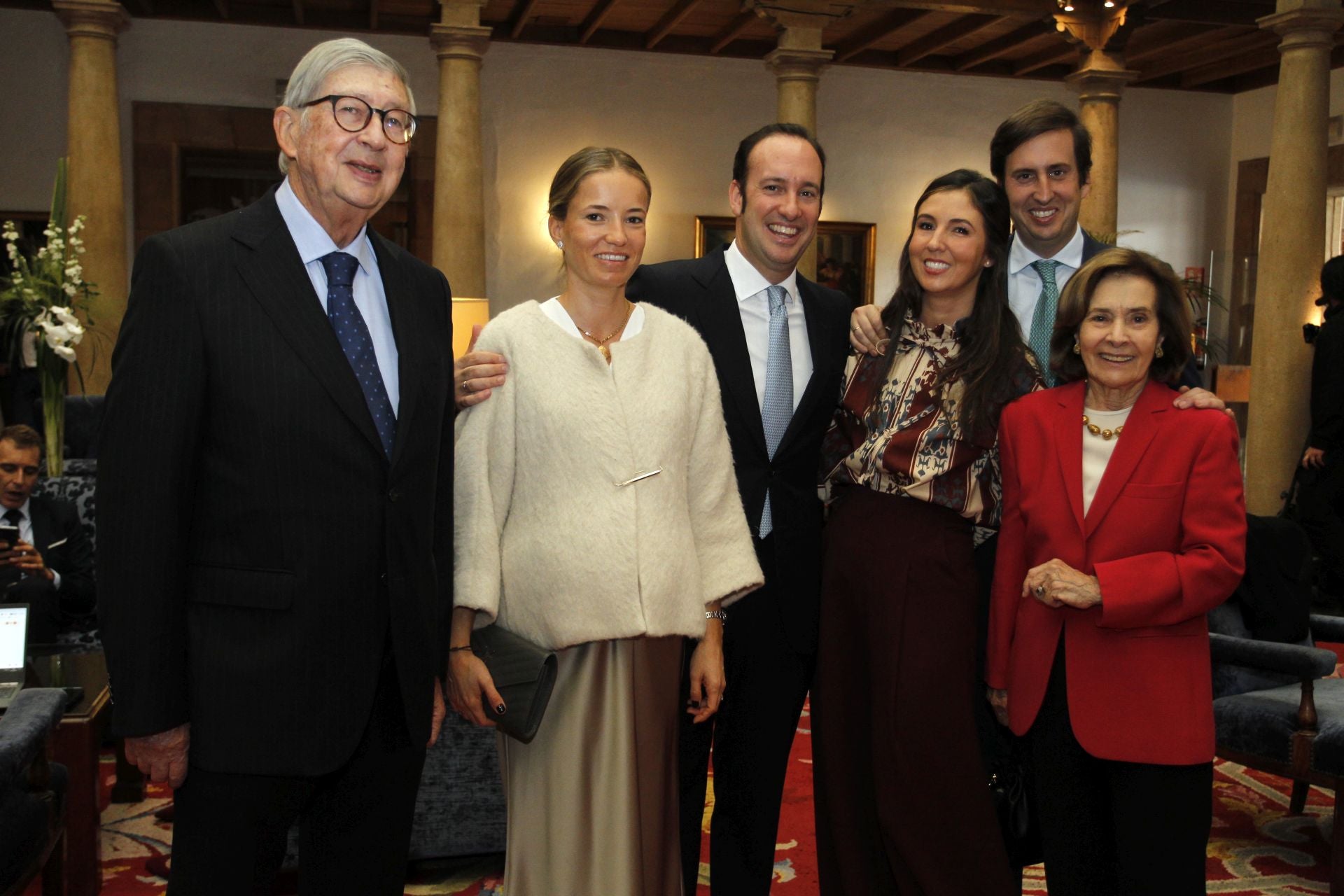 De la entrada de la reina Sofía al ambiente político y empresarial en el hall del Reconquista
