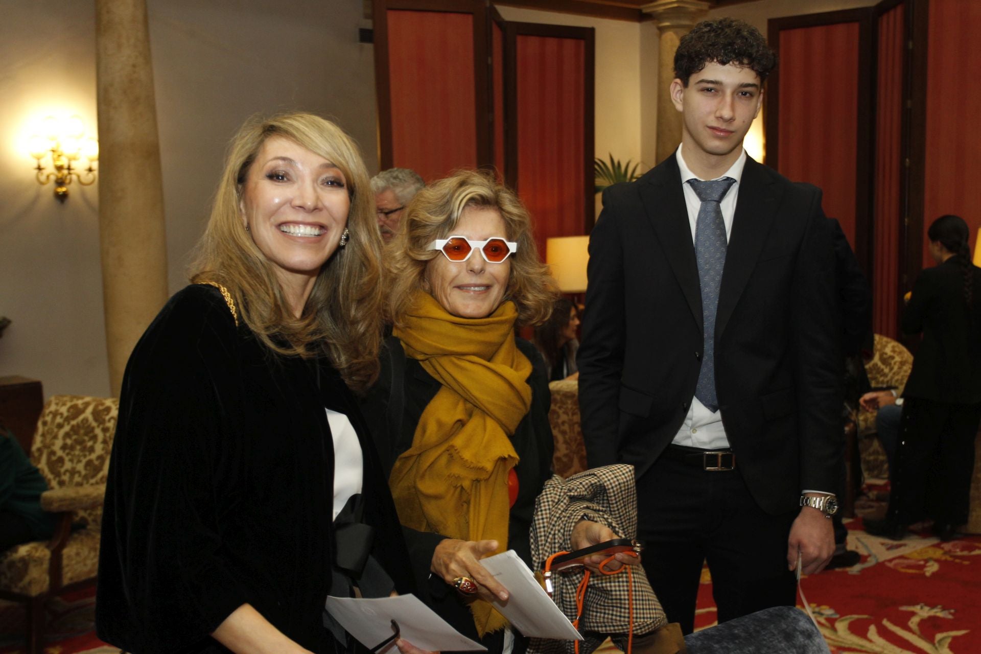 De la entrada de la reina Sofía al ambiente político y empresarial en el hall del Reconquista