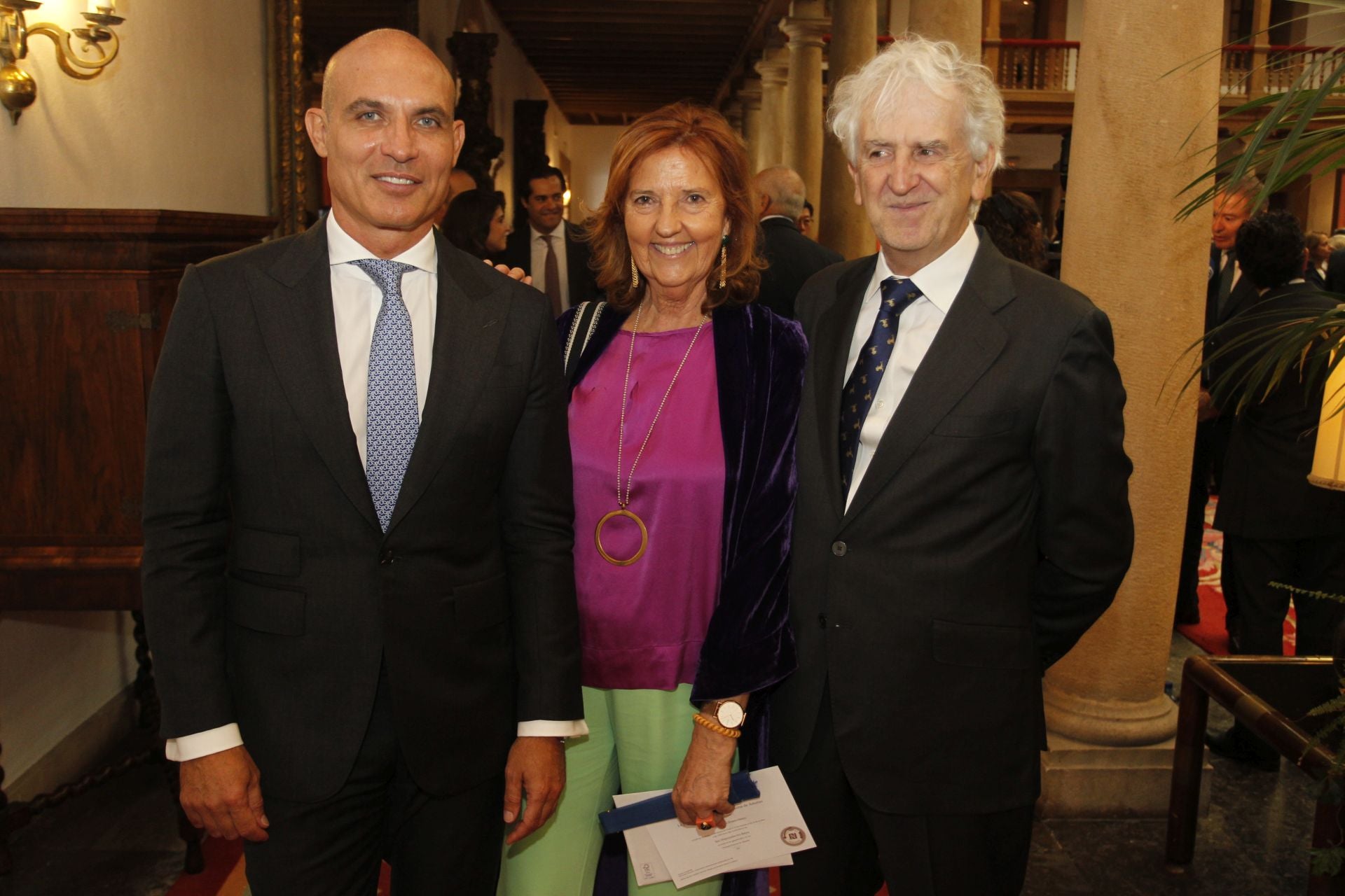 De la entrada de la reina Sofía al ambiente político y empresarial en el hall del Reconquista
