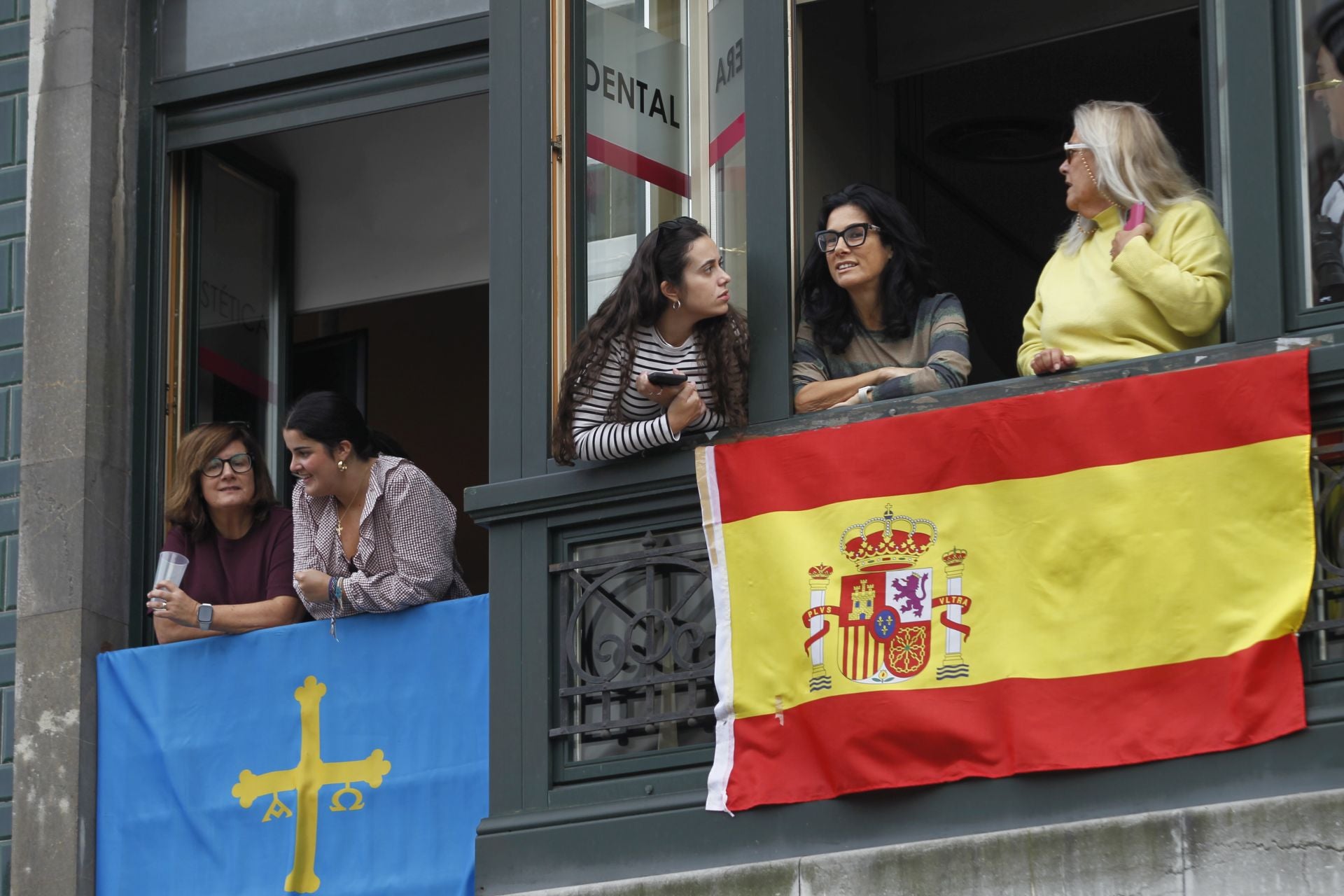 Premios Princesa de Asturias: Regalos del público y muchas fotos a las puertas del Campoamor