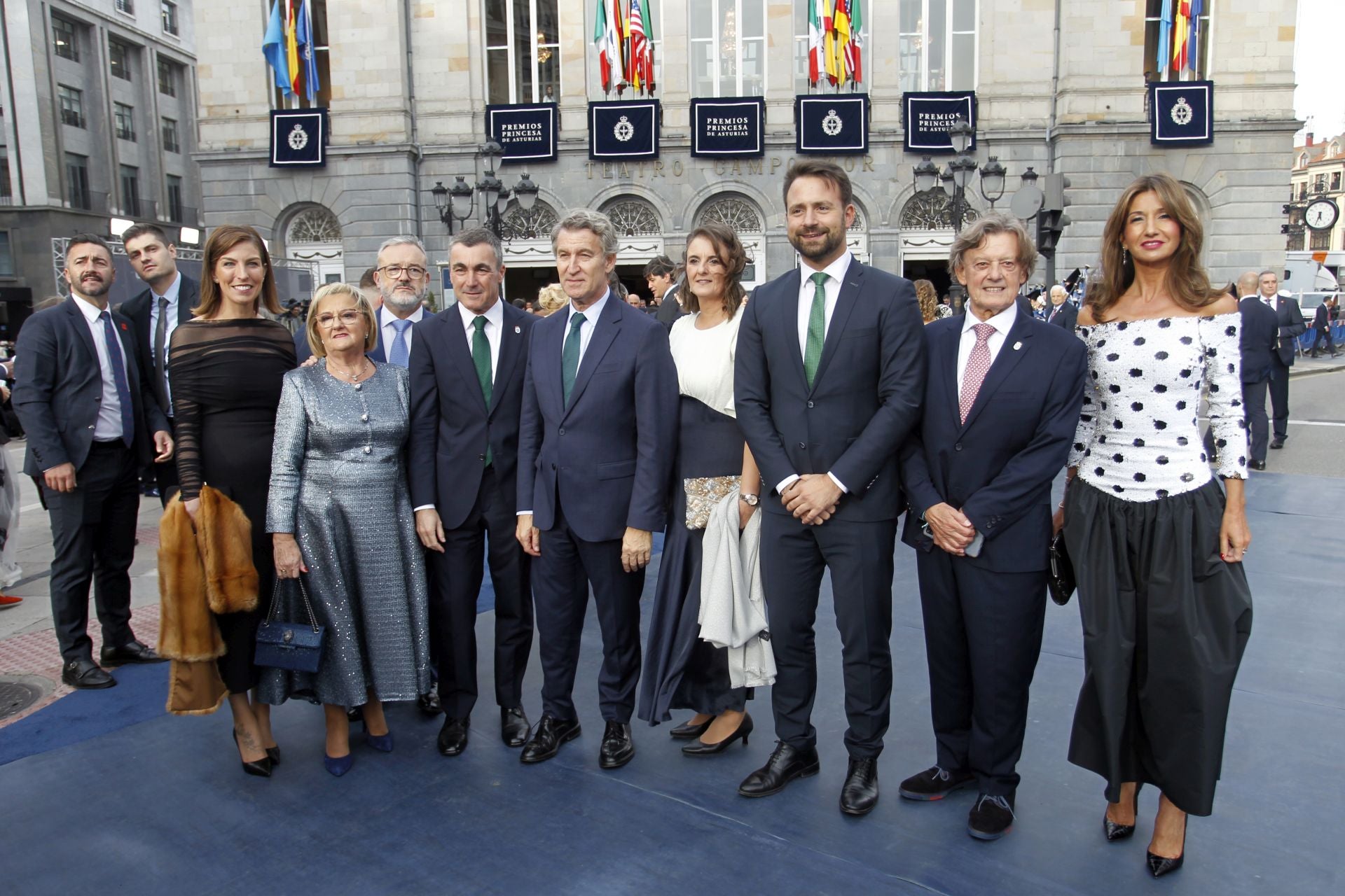 Premios Princesa de Asturias: Regalos del público y muchas fotos a las puertas del Campoamor