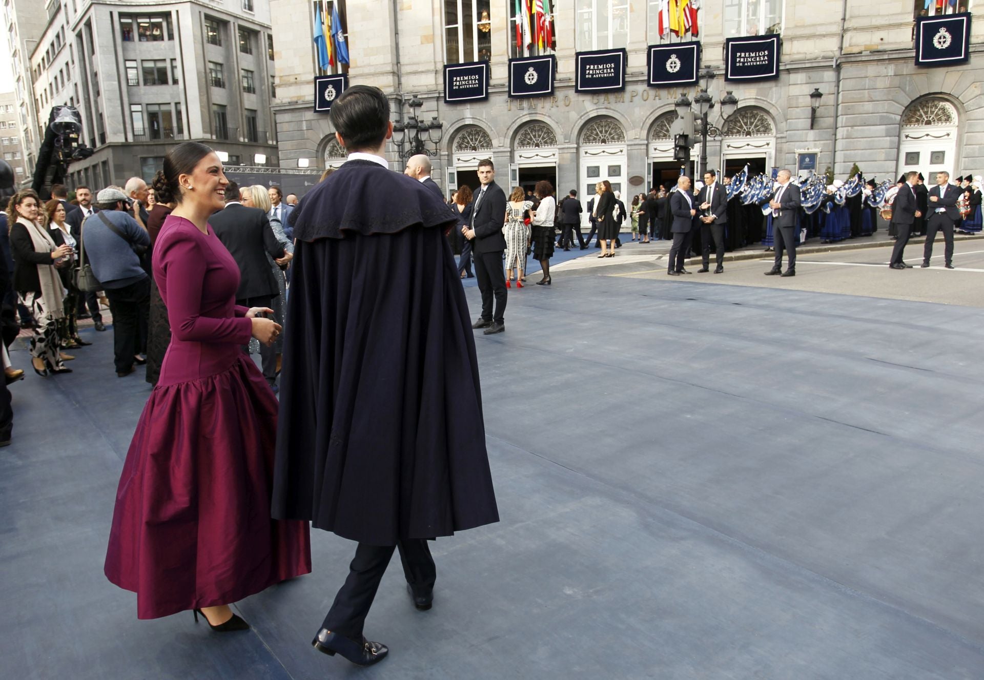 Premios Princesa de Asturias: Regalos del público y muchas fotos a las puertas del Campoamor