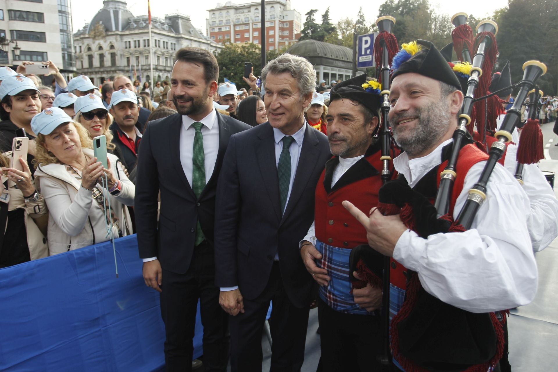 Premios Princesa de Asturias: Regalos del público y muchas fotos a las puertas del Campoamor
