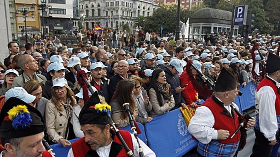 Premios Princesa de Asturias: Regalos del público y muchas fotos a las puertas del Campoamor