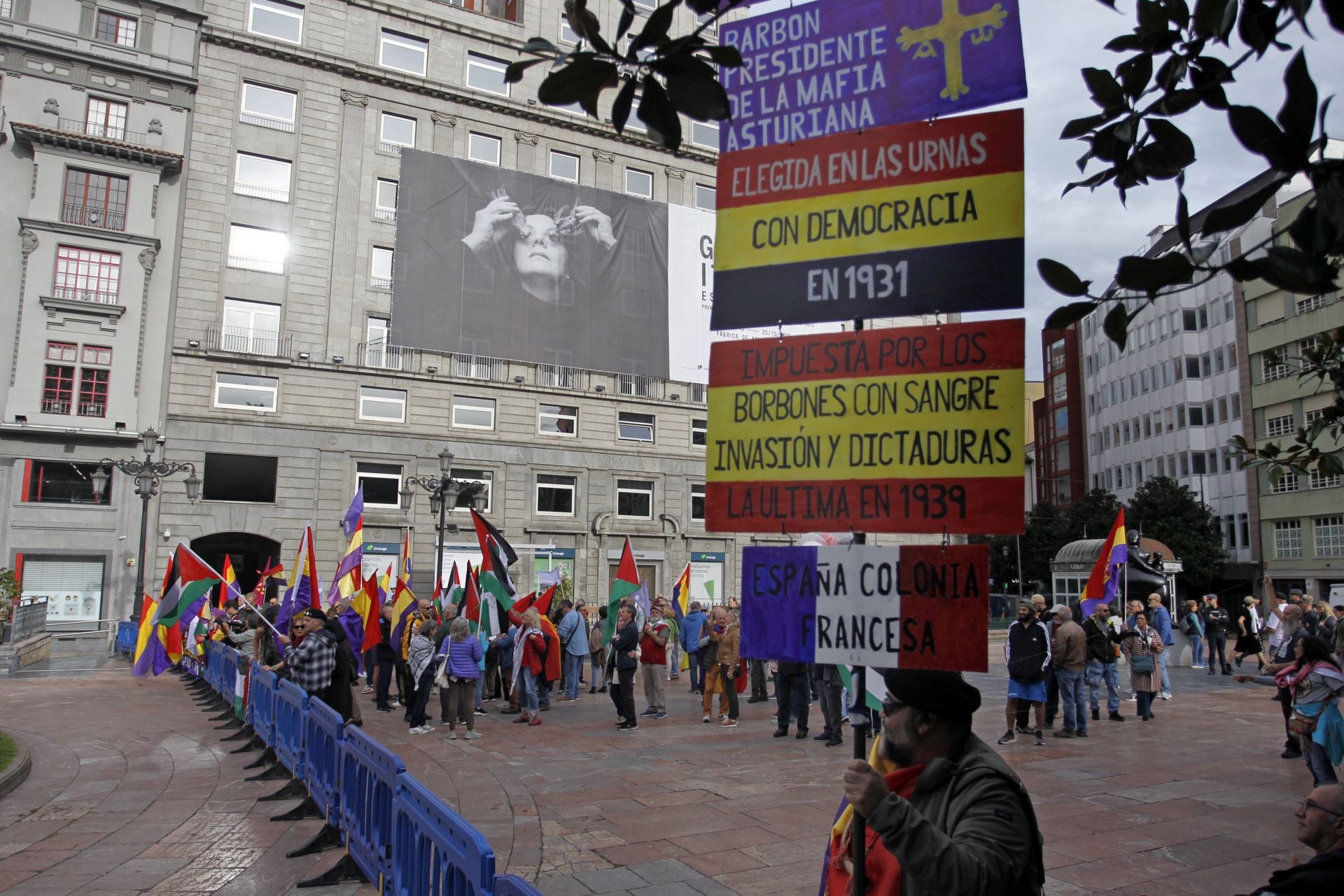Premios Princesa de Asturias: Regalos del público y muchas fotos a las puertas del Campoamor