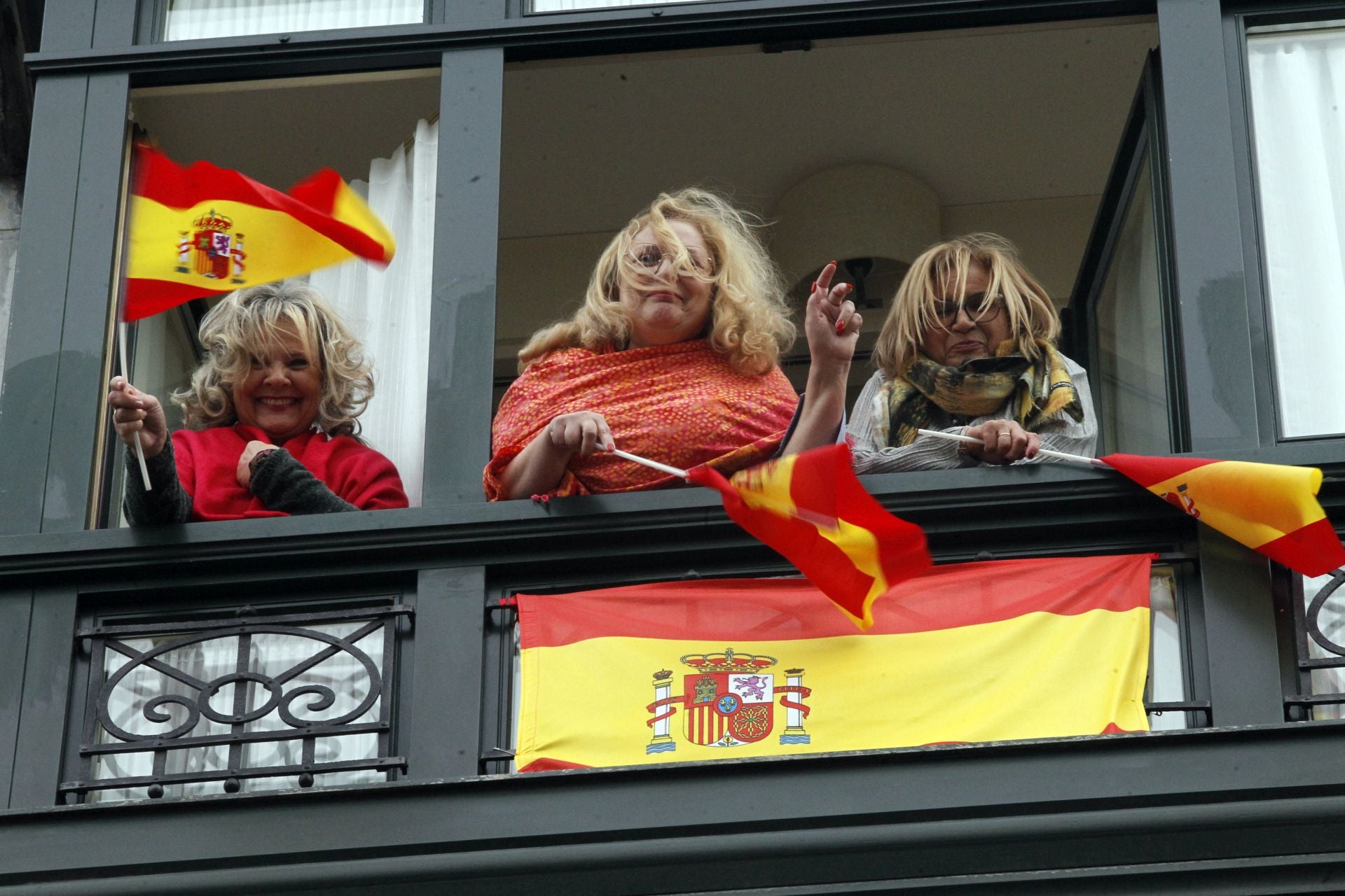 Premios Princesa de Asturias: Regalos del público y muchas fotos a las puertas del Campoamor