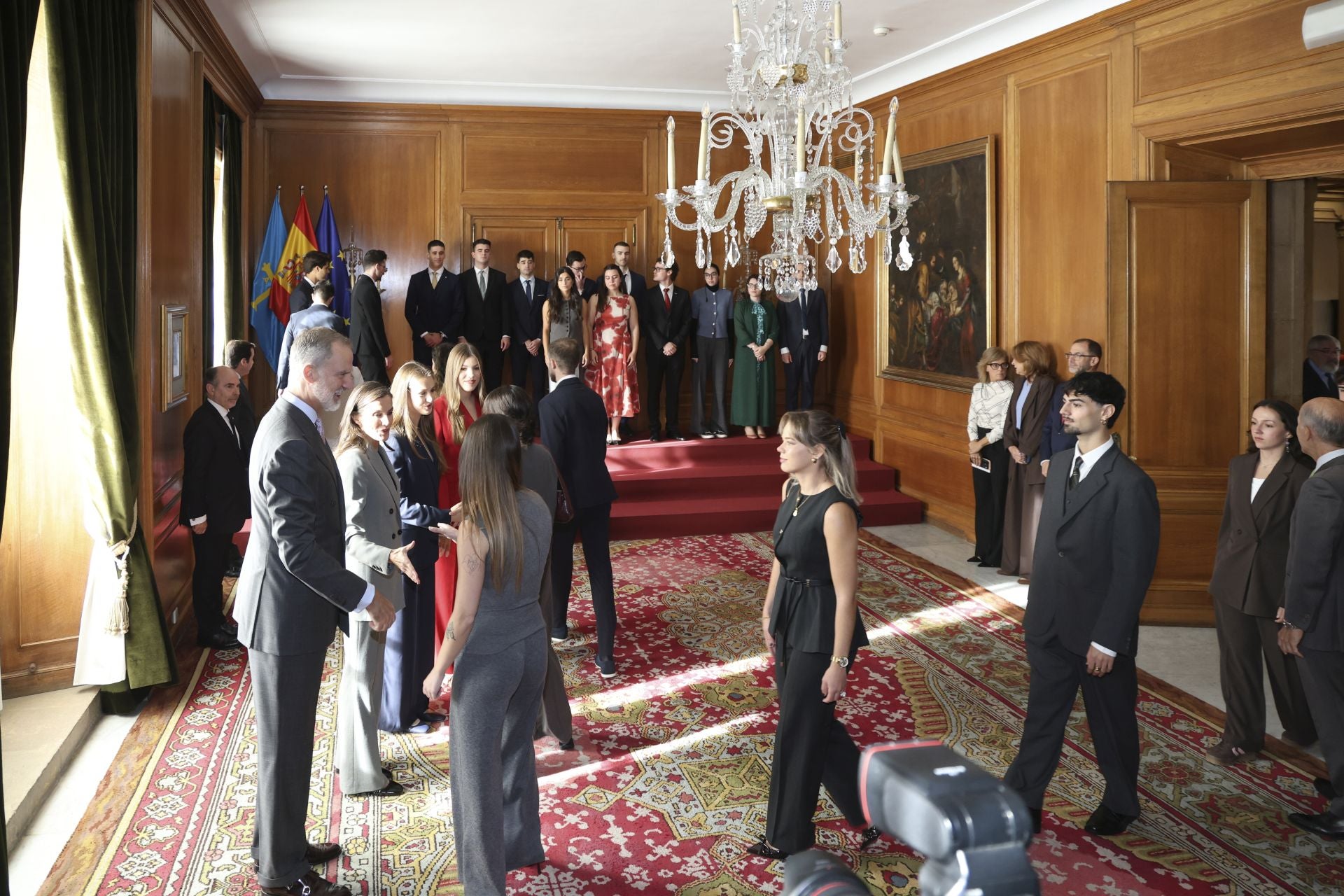 Muchas sonrisas y calurosos saludos en las audiencias de la Familia Real en el Reconquista