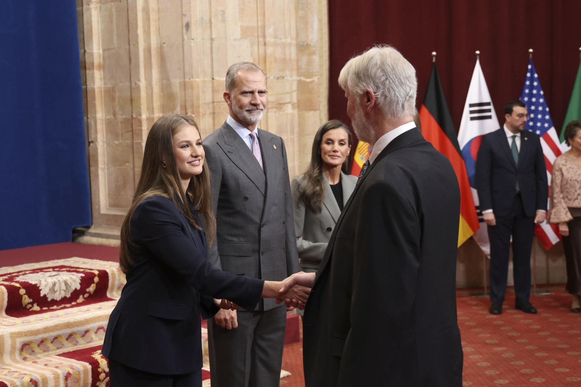 Muchas sonrisas y calurosos saludos en las audiencias de la Familia Real en el Reconquista