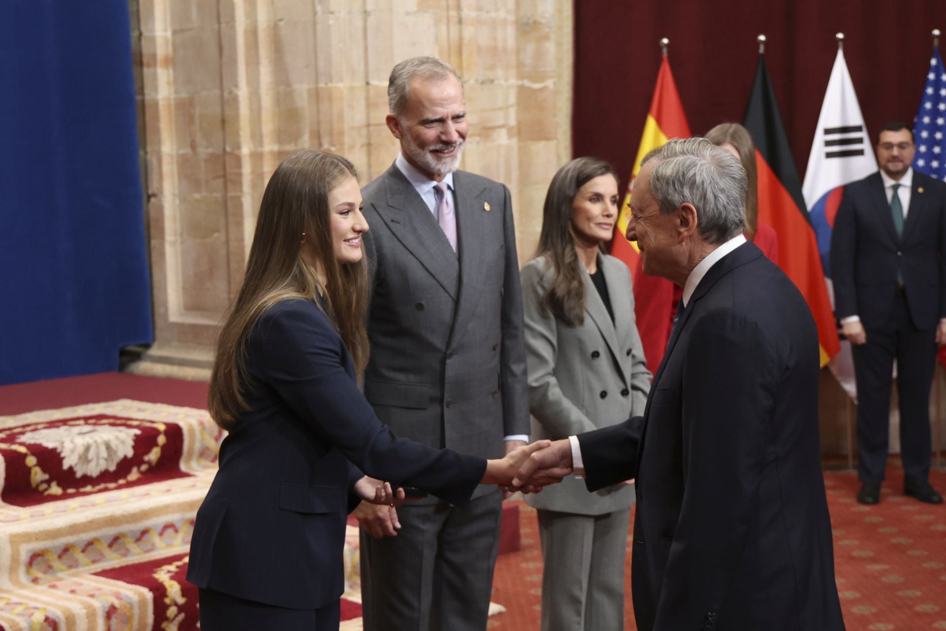 Muchas sonrisas y calurosos saludos en las audiencias de la Familia Real en el Reconquista