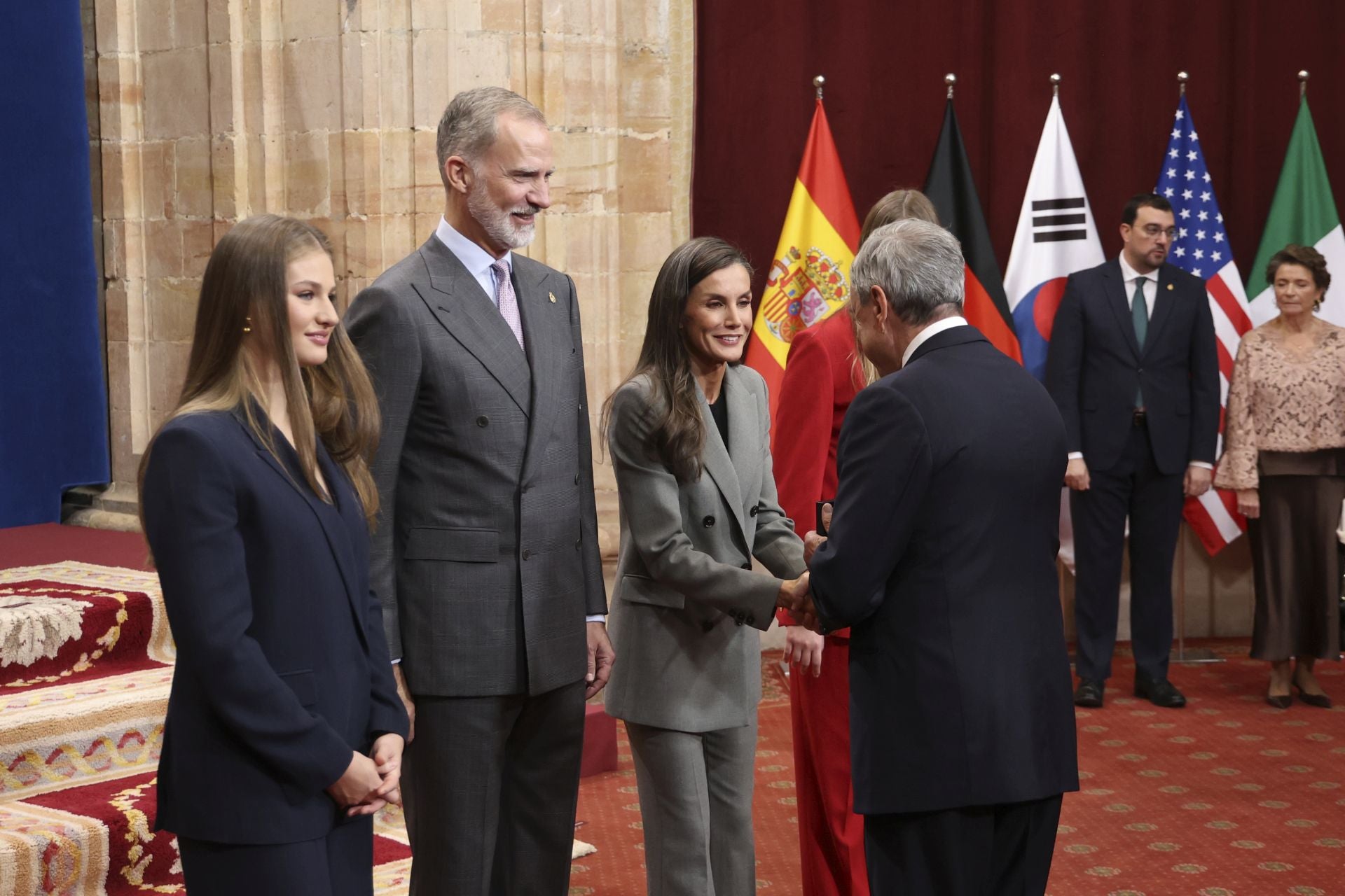 Muchas sonrisas y calurosos saludos en las audiencias de la Familia Real en el Reconquista