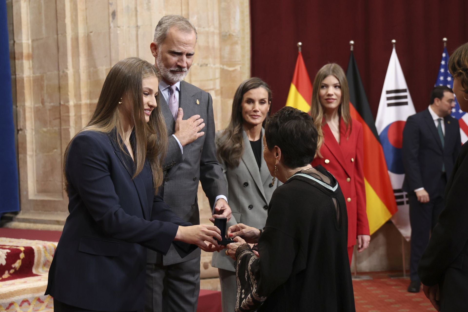 Muchas sonrisas y calurosos saludos en las audiencias de la Familia Real en el Reconquista