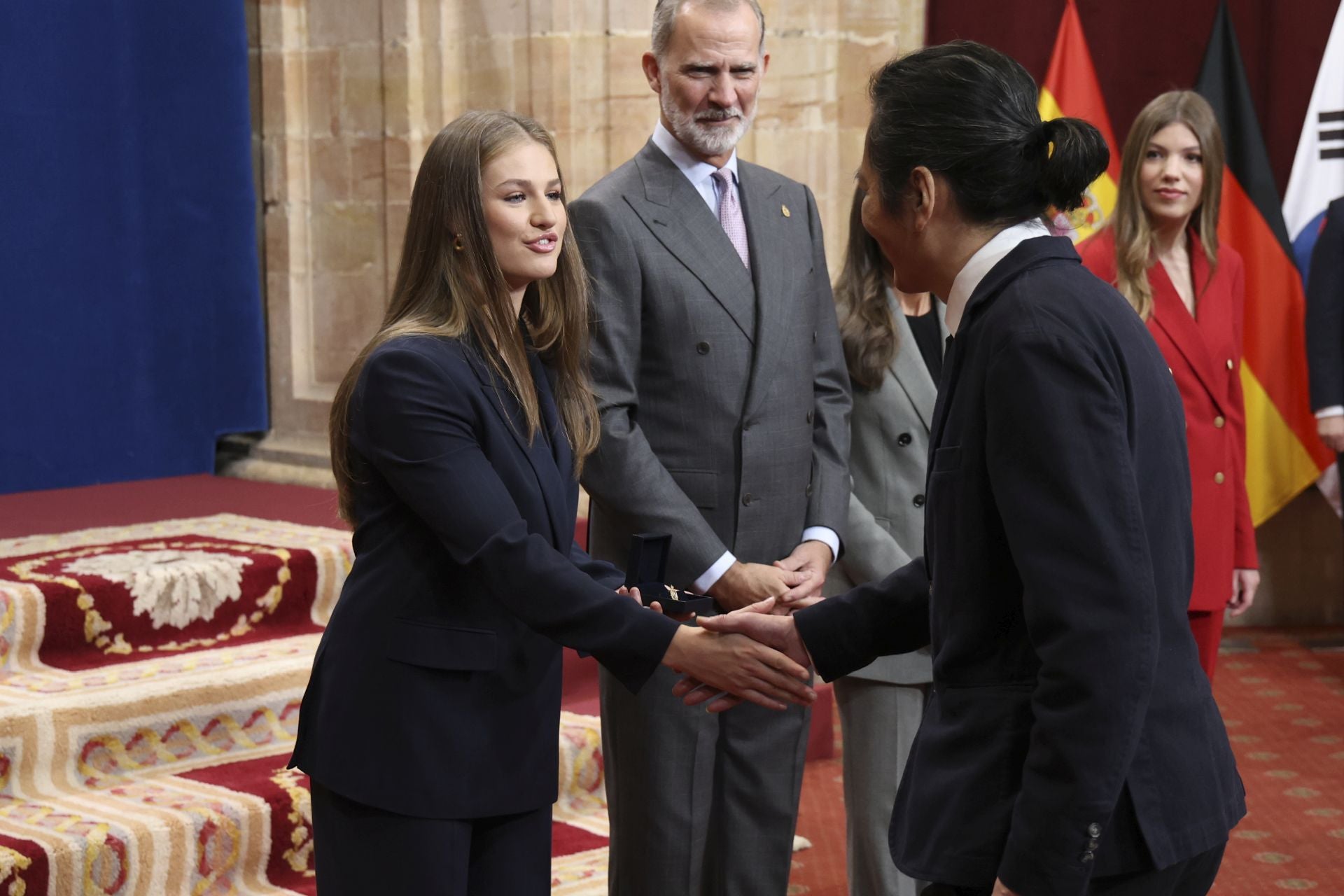 Muchas sonrisas y calurosos saludos en las audiencias de la Familia Real en el Reconquista