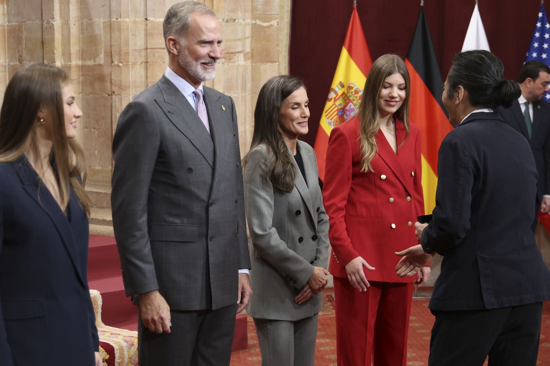 Muchas sonrisas y calurosos saludos en las audiencias de la Familia Real en el Reconquista
